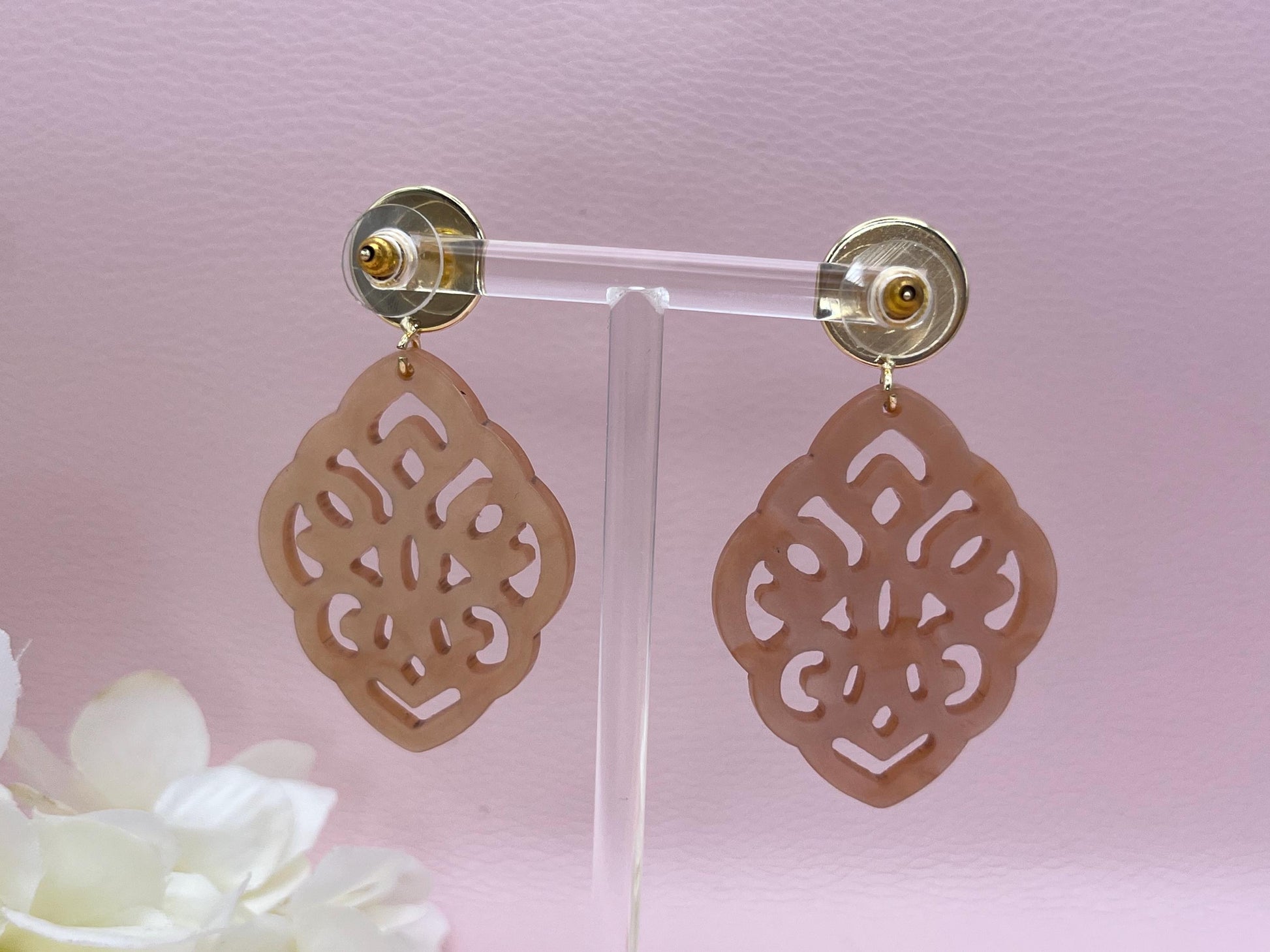 Leichte Ornamentohrringe, Hängeohrringe an vergoldeten Ohrsteckern mit Cabochons in Nude - Laury goes Marrakesh