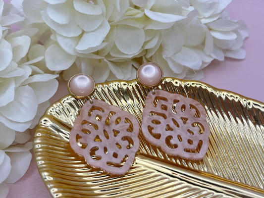 Leichte Ornamentohrringe, Hängeohrringe an vergoldeten Ohrsteckern mit Cabochons in Nude - Laury goes Marrakesh