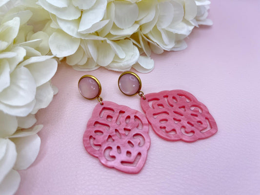 Leichte Ornamentohrringe, Hängeohrringe an vergoldeten Ohrsteckern mit Cabochons in Rosa - Laury goes Marrakesh