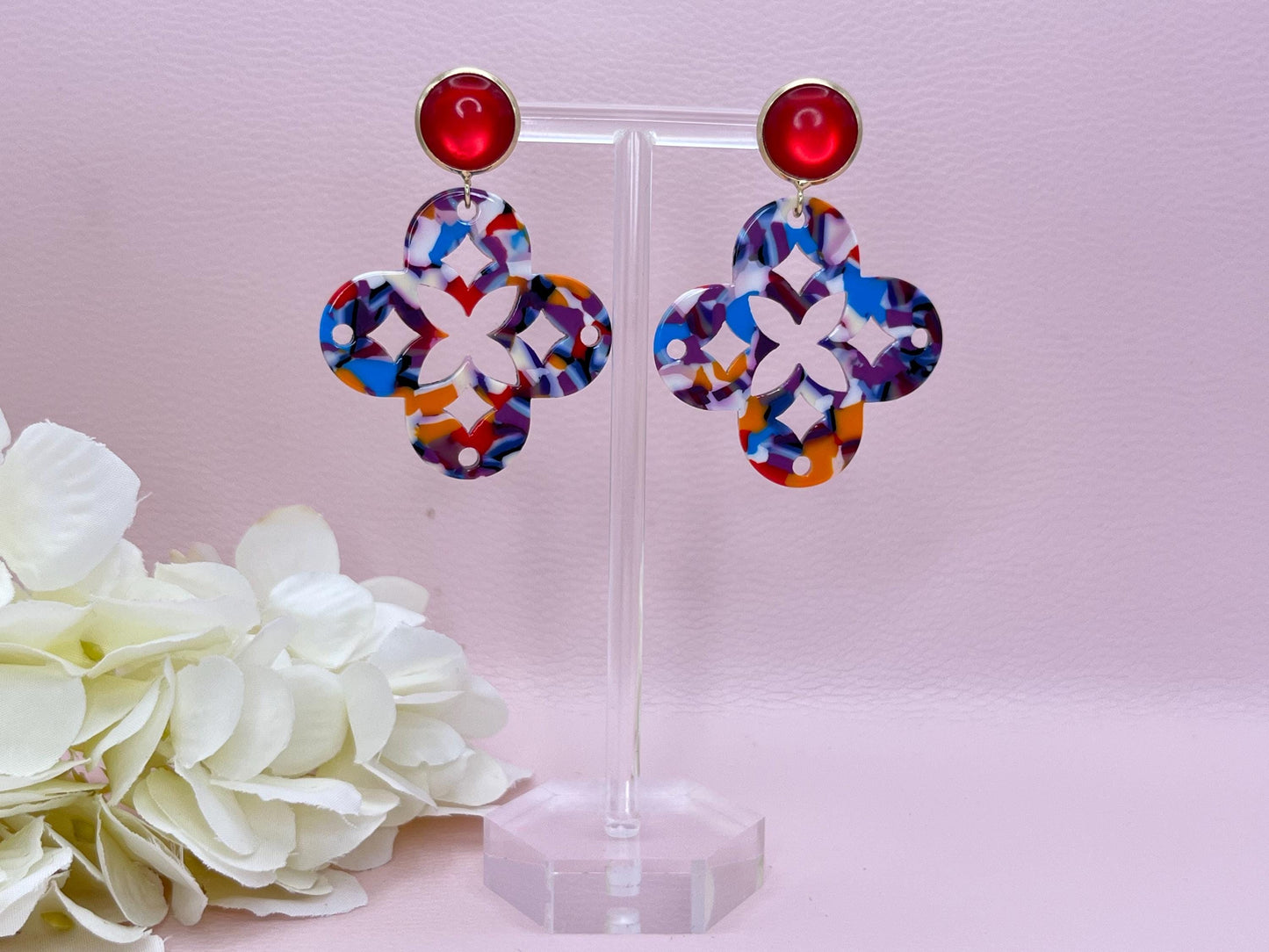 Leichte Ornamentohrringe, Hängeohrringe an vergoldeten Ohrsteckern mit Cabochons in Rosa - Laury goes Marrakesh