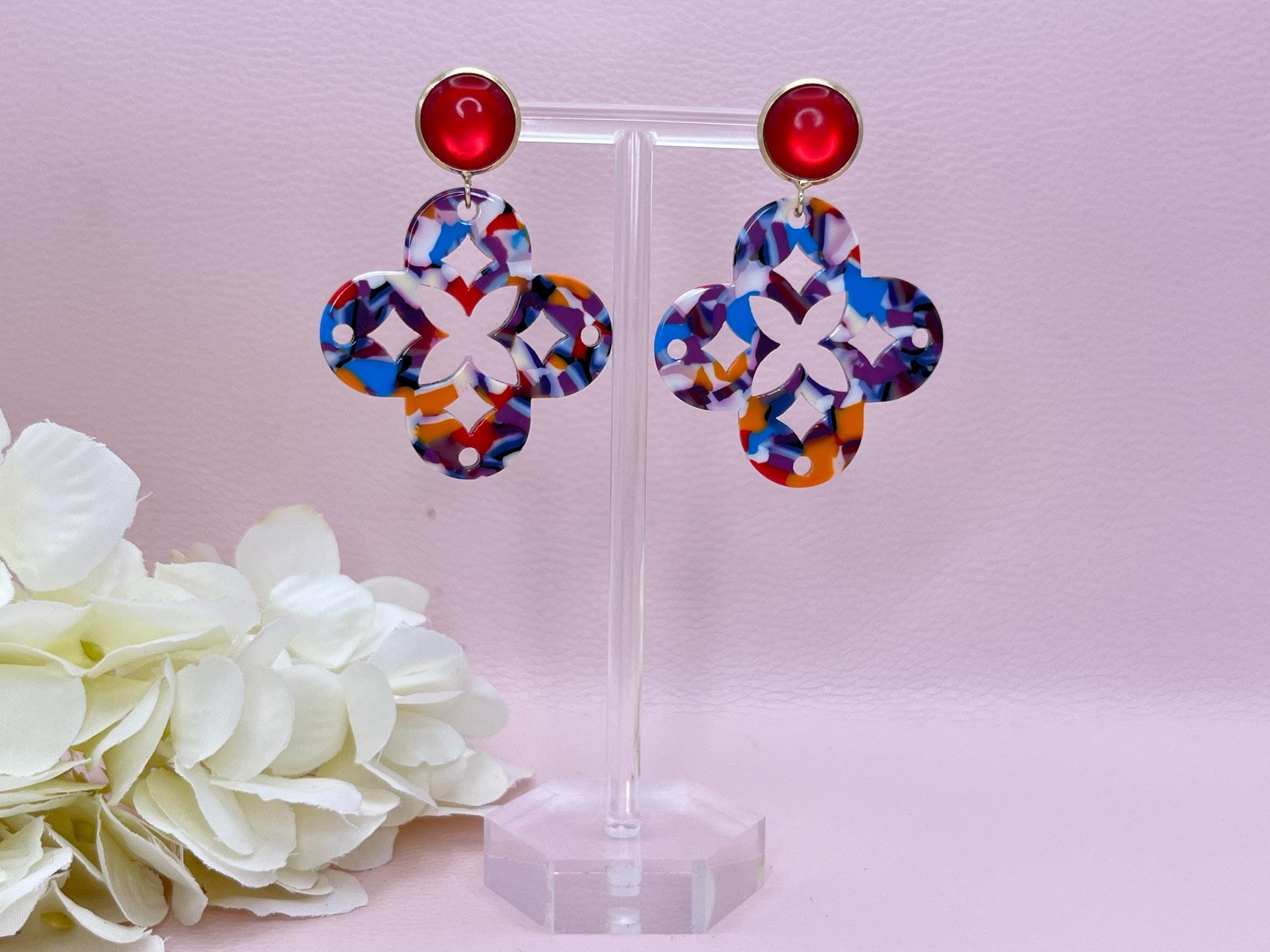 Leichte Ornamentohrringe, Hängeohrringe an vergoldeten Ohrsteckern mit Cabochons in Rosa - Laury goes Marrakesh