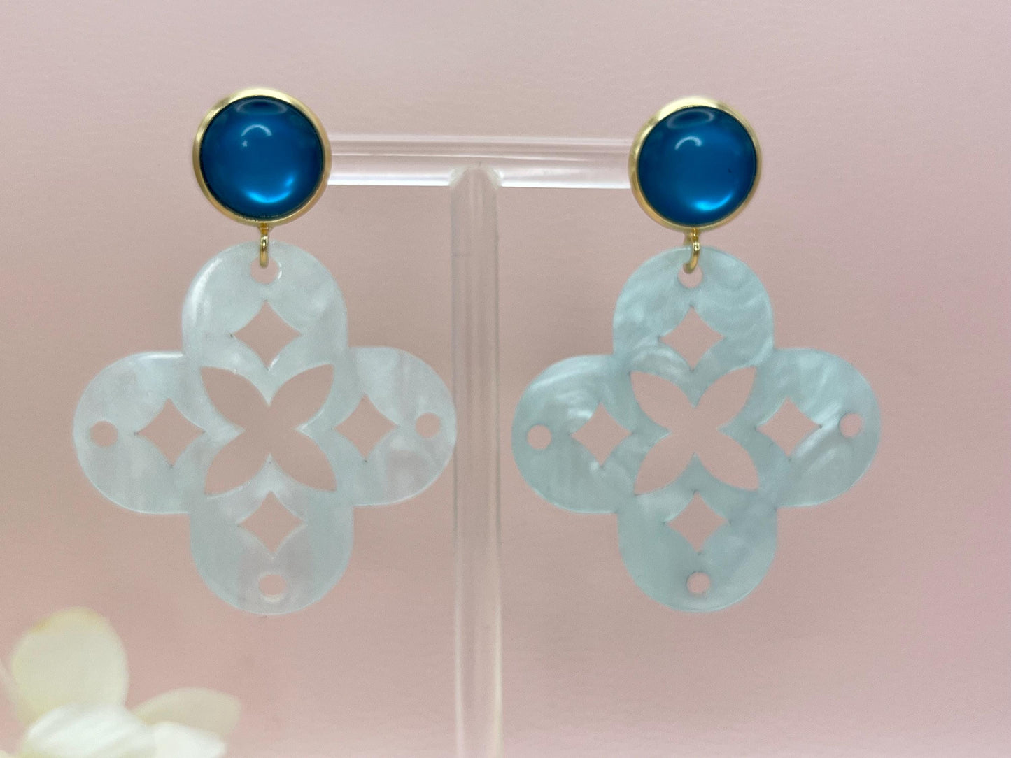 Leichte Ornamentohrringe, Hängeohrringe an vergoldeten Ohrsteckern mit Cabochons in Rosa - Laury goes Marrakesh