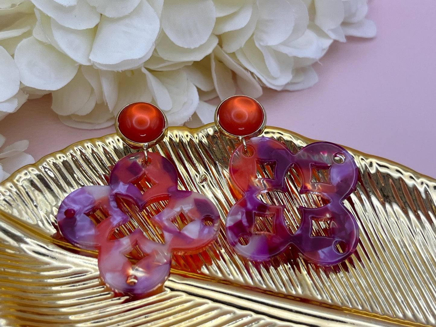 Leichte Ornamentohrringe, Hängeohrringe an vergoldeten Ohrsteckern mit Cabochons in Rosa - Laury goes Marrakesh