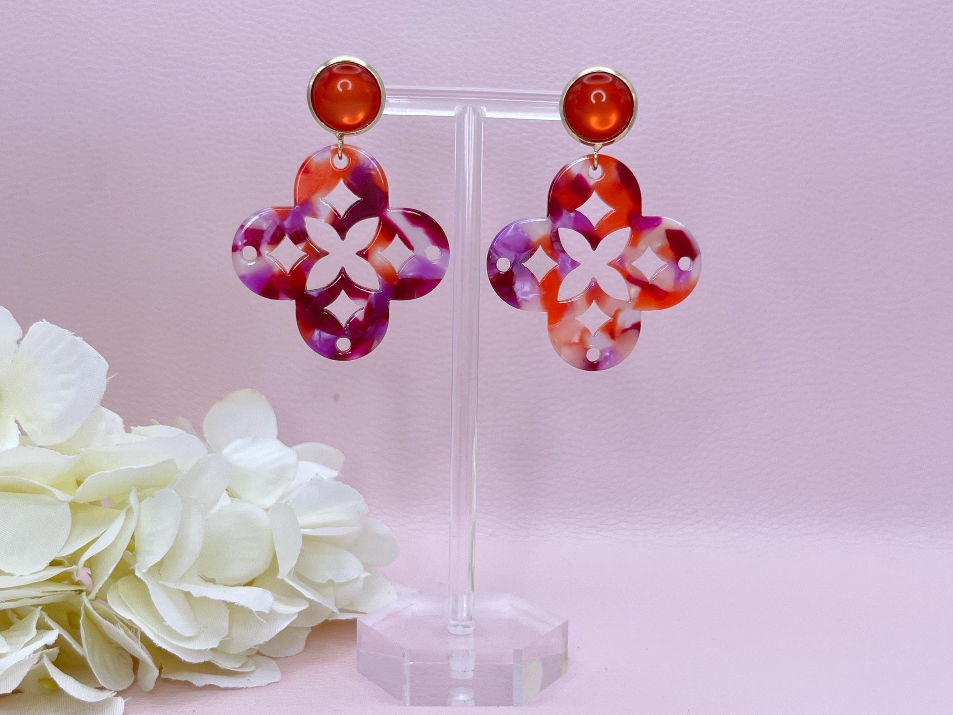 Leichte Ornamentohrringe, Hängeohrringe an vergoldeten Ohrsteckern mit Cabochons in Rosa - Laury goes Marrakesh
