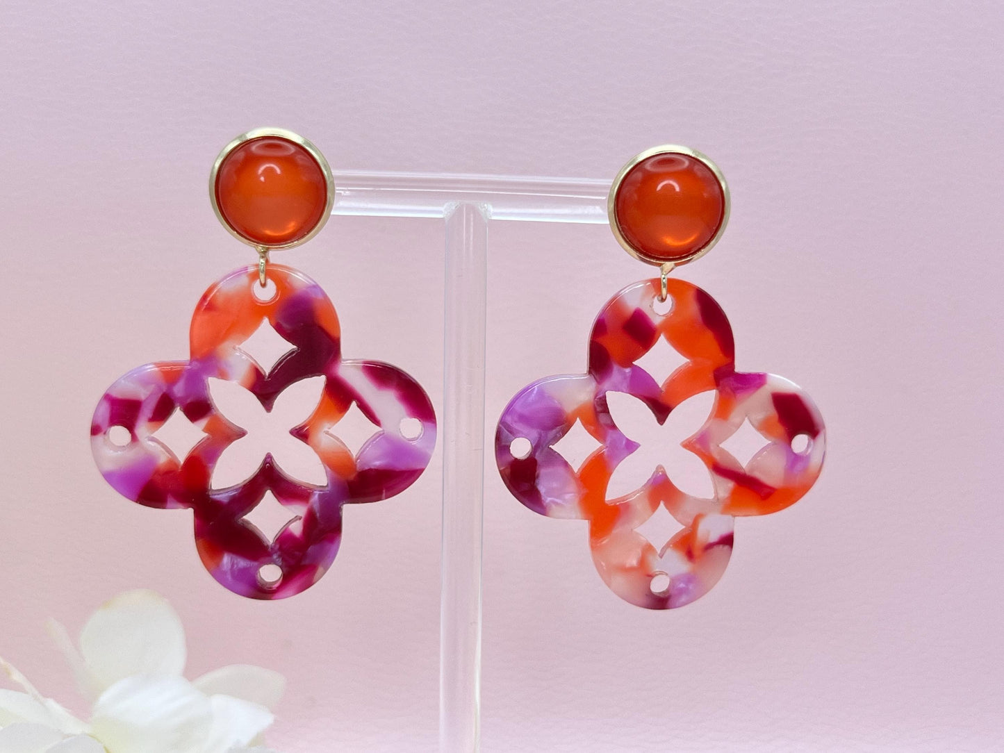 Leichte Ornamentohrringe, Hängeohrringe an vergoldeten Ohrsteckern mit Cabochons in Rosa - Laury goes Marrakesh