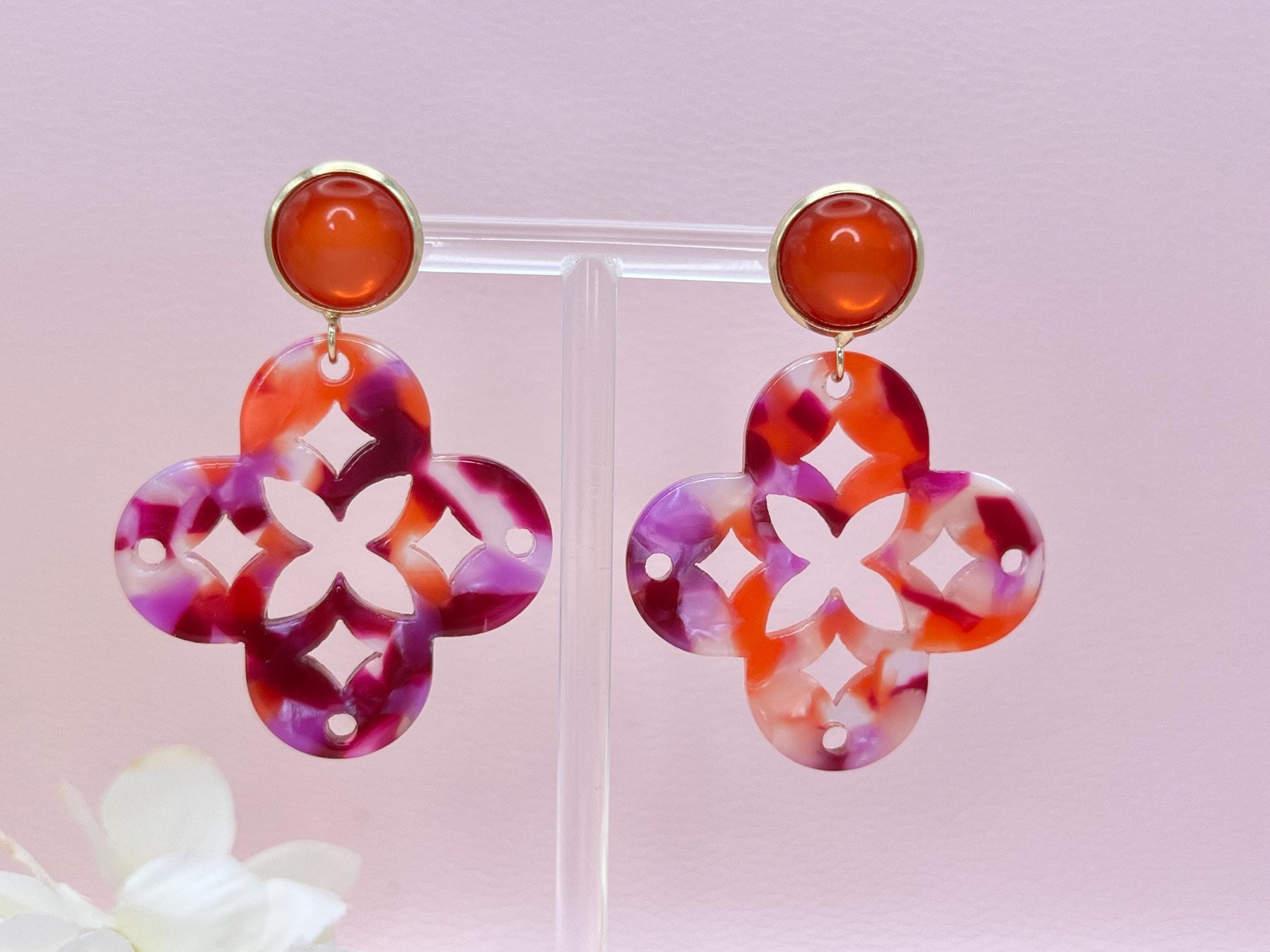 Leichte Ornamentohrringe, Hängeohrringe an vergoldeten Ohrsteckern mit Cabochons in Rosa - Laury goes Marrakesh