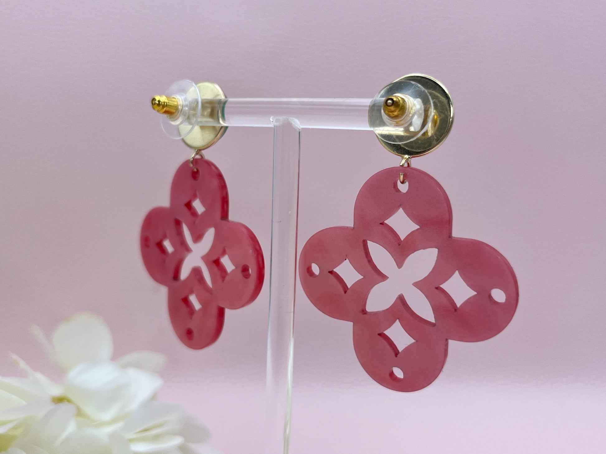 Leichte Ornamentohrringe, Hängeohrringe an vergoldeten Ohrsteckern mit Cabochons in Rosa - Laury goes Marrakesh