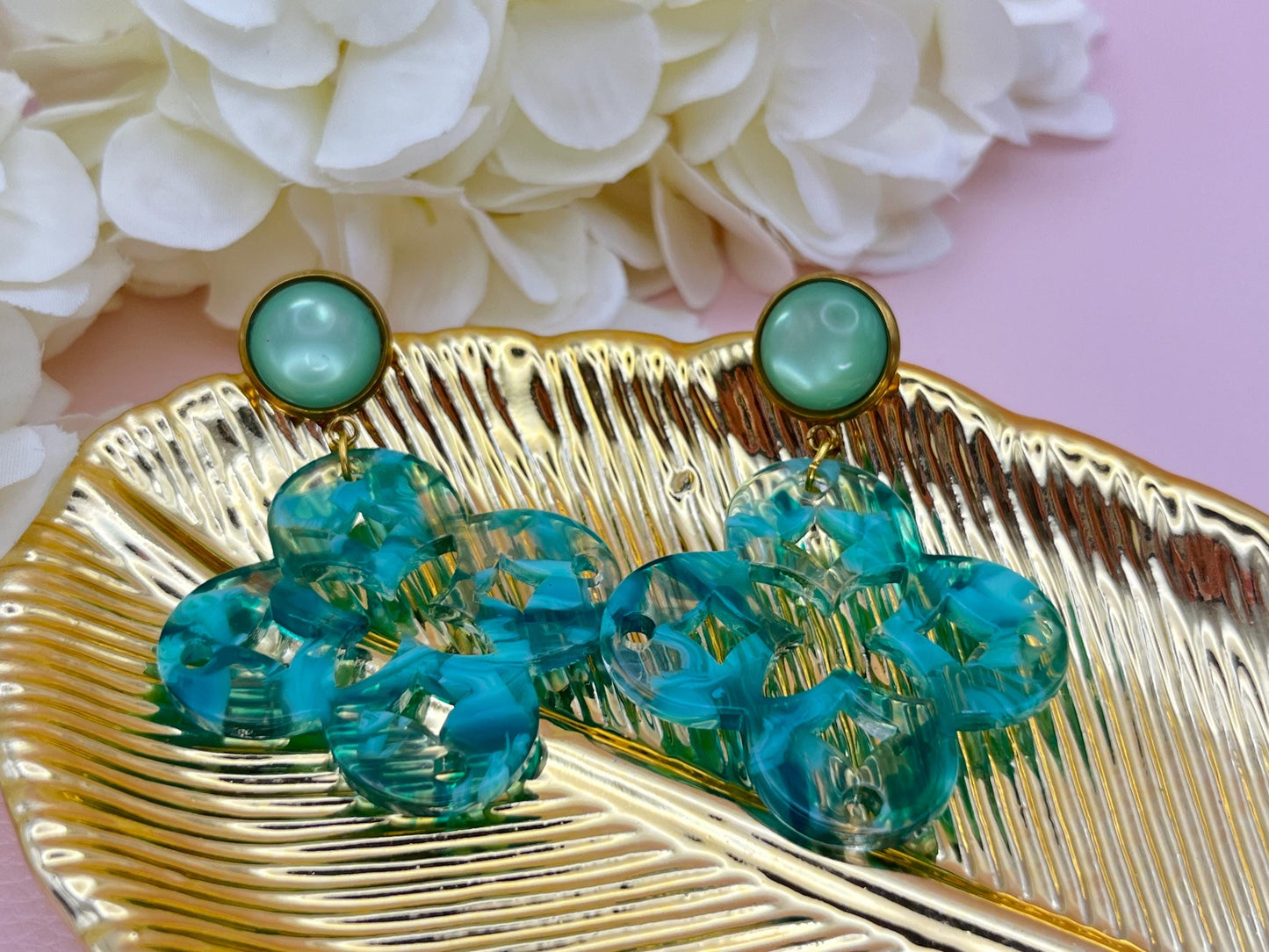 Leichte Ornamentohrringe, Hängeohrringe an vergoldeten Ohrsteckern mit Cabochons in Rosa - Laury goes Marrakesh