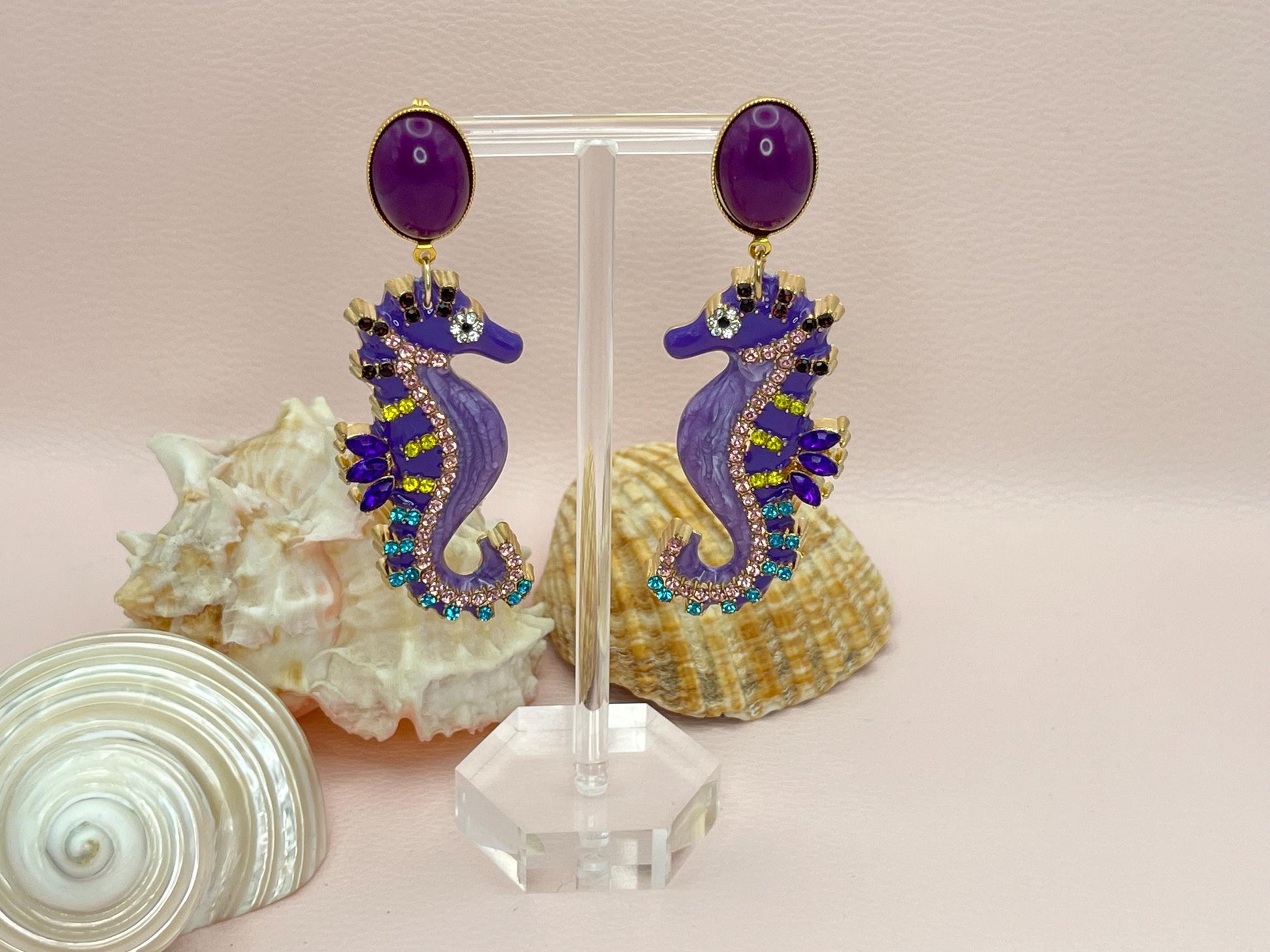 Statementohrringe, Hängeohrringe mit glitzernden Seepferdchen an vergoldeten Ohrsteckern mit Cabochons Lila - Laury goes Elba