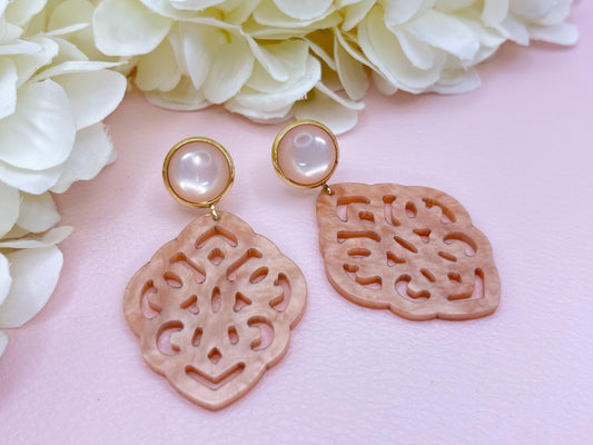 Leichte Ornamentohrringe, Hängeohrringe an vergoldeten Ohrsteckern mit Cabochons in Nude - Laury goes Marrakesh