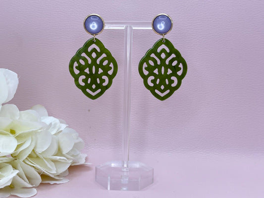 Leichte Ornamentohrringe, Hängeohrringe an vergoldeten Ohrsteckern mit Cabochons in Grün und Flieder - Laury goes Marrakesh
