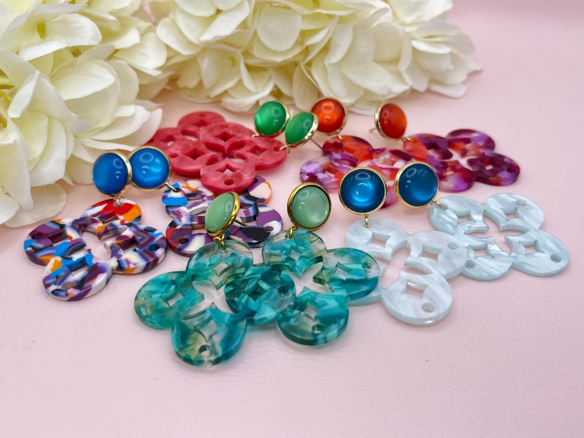Leichte Ornamentohrringe, Hängeohrringe an vergoldeten Ohrsteckern mit Cabochons in Rosa - Laury goes Marrakesh