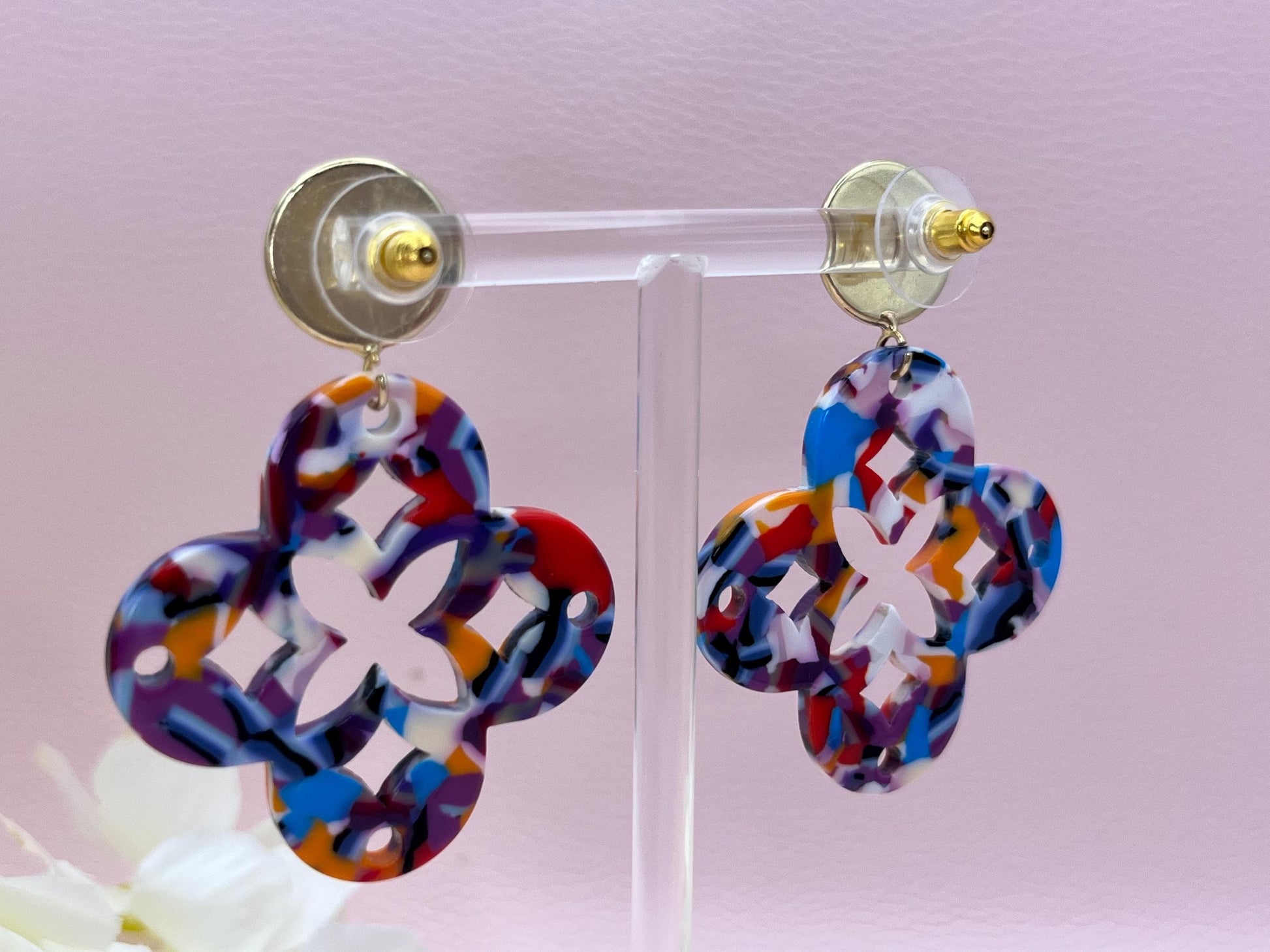 Leichte Ornamentohrringe, Hängeohrringe an vergoldeten Ohrsteckern mit Cabochons in Rosa - Laury goes Marrakesh