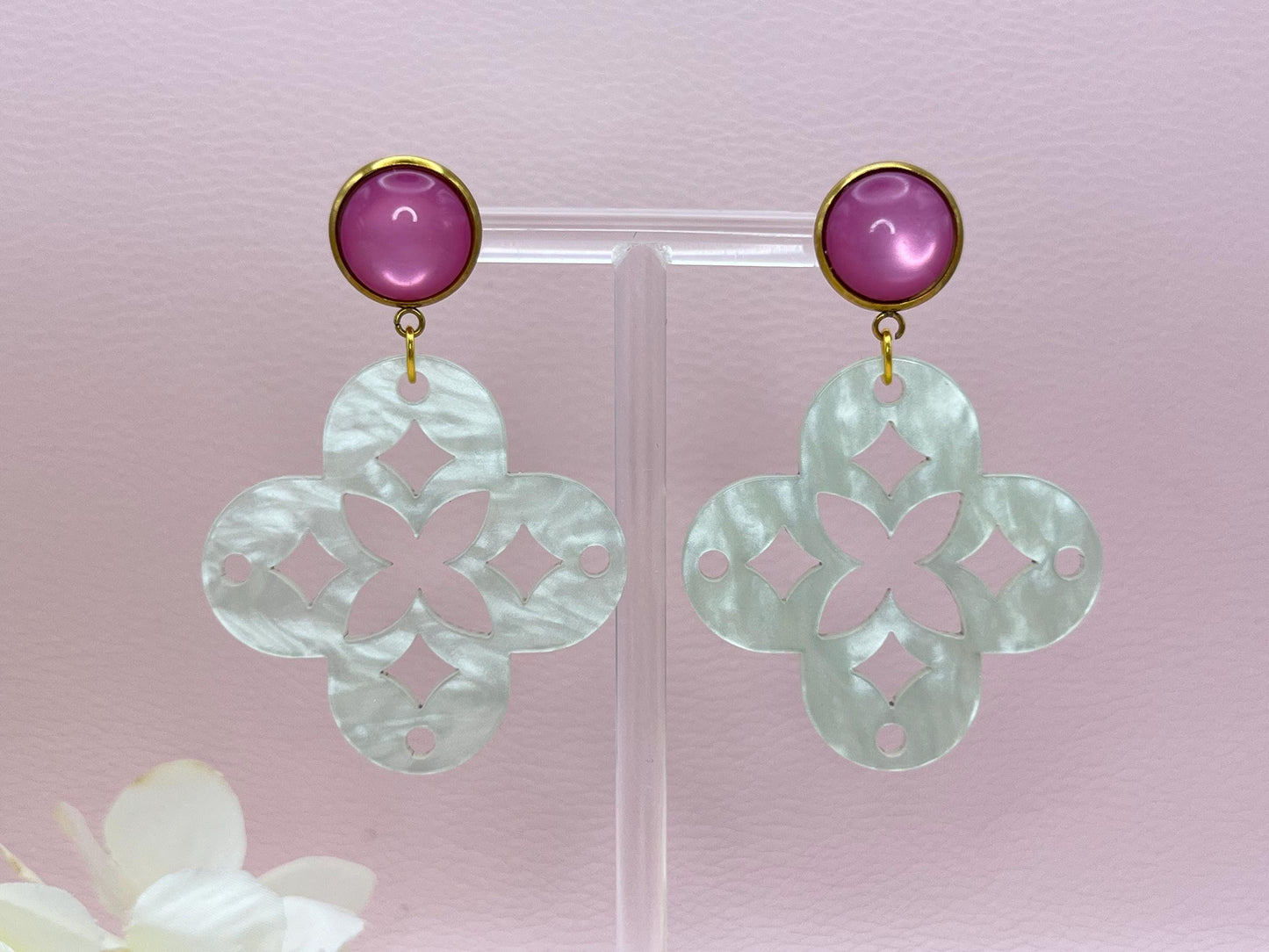 Leichte Ornamentohrringe, Hängeohrringe an vergoldeten Ohrsteckern mit Cabochons in Rosa - Laury goes Marrakesh