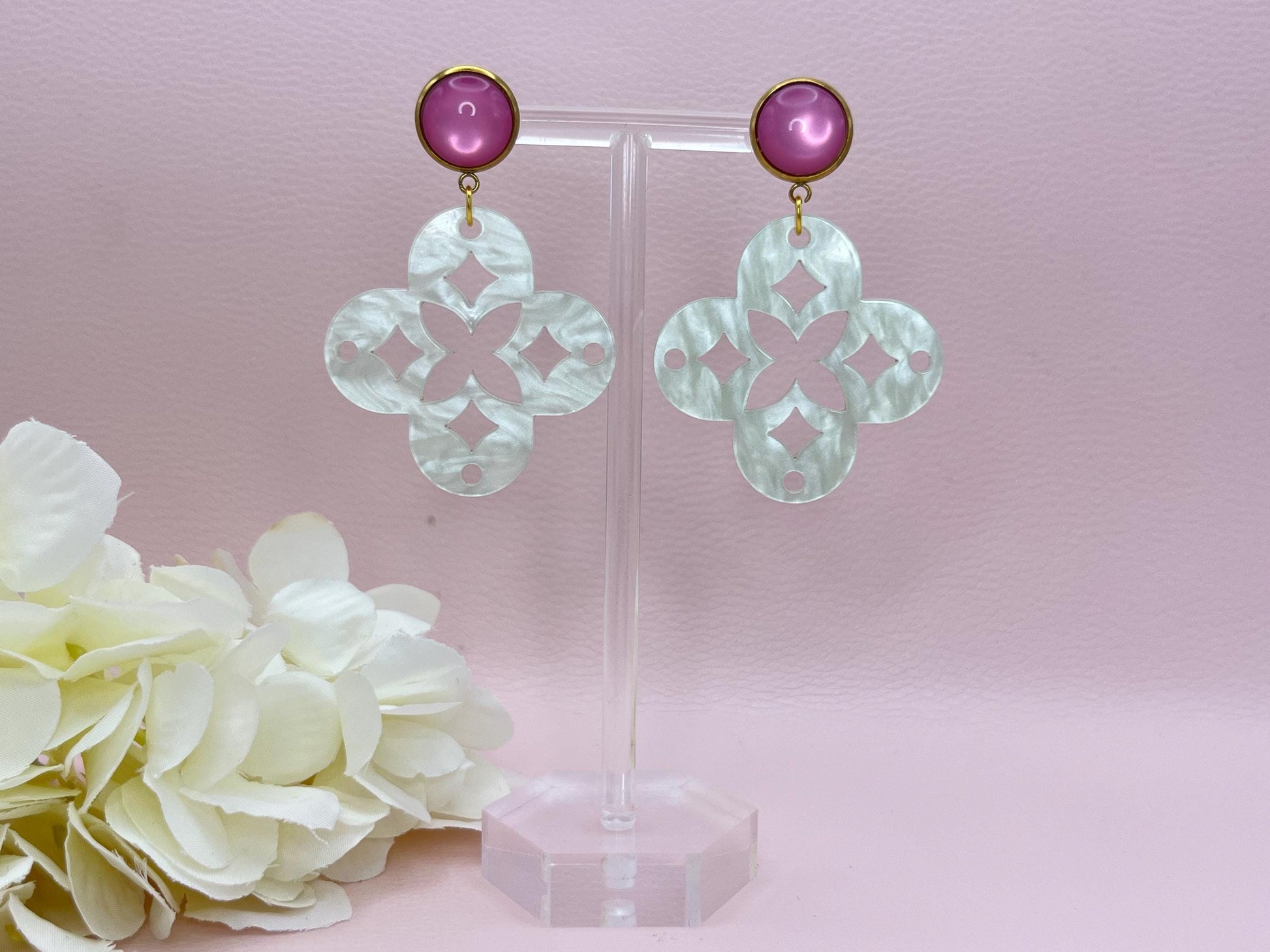 Leichte Ornamentohrringe, Hängeohrringe an vergoldeten Ohrsteckern mit Cabochons in Rosa - Laury goes Marrakesh