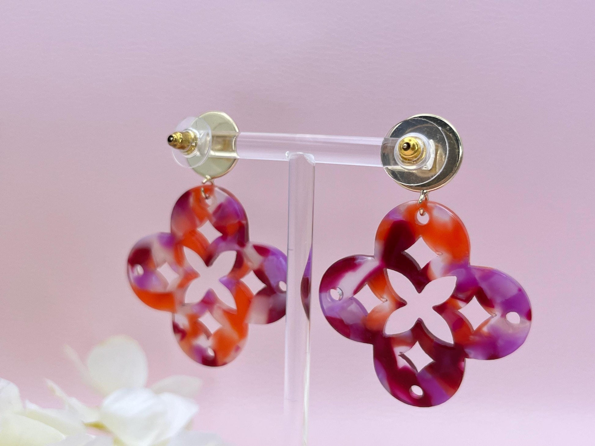 Leichte Ornamentohrringe, Hängeohrringe an vergoldeten Ohrsteckern mit Cabochons in Rosa - Laury goes Marrakesh