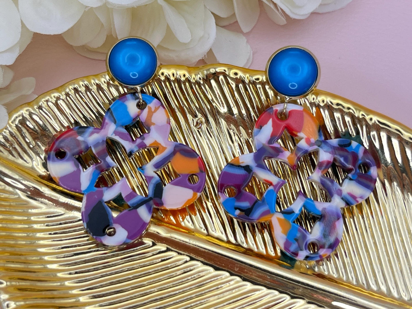 Leichte Ornamentohrringe, Hängeohrringe an vergoldeten Ohrsteckern mit Cabochons in Rosa - Laury goes Marrakesh