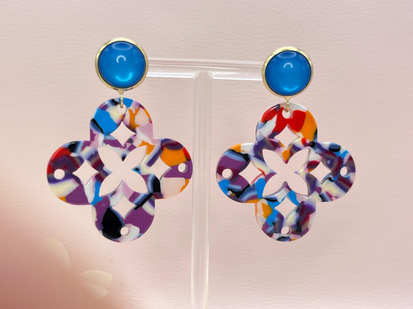 Leichte Ornamentohrringe, Hängeohrringe an vergoldeten Ohrsteckern mit Cabochons in Rosa - Laury goes Marrakesh