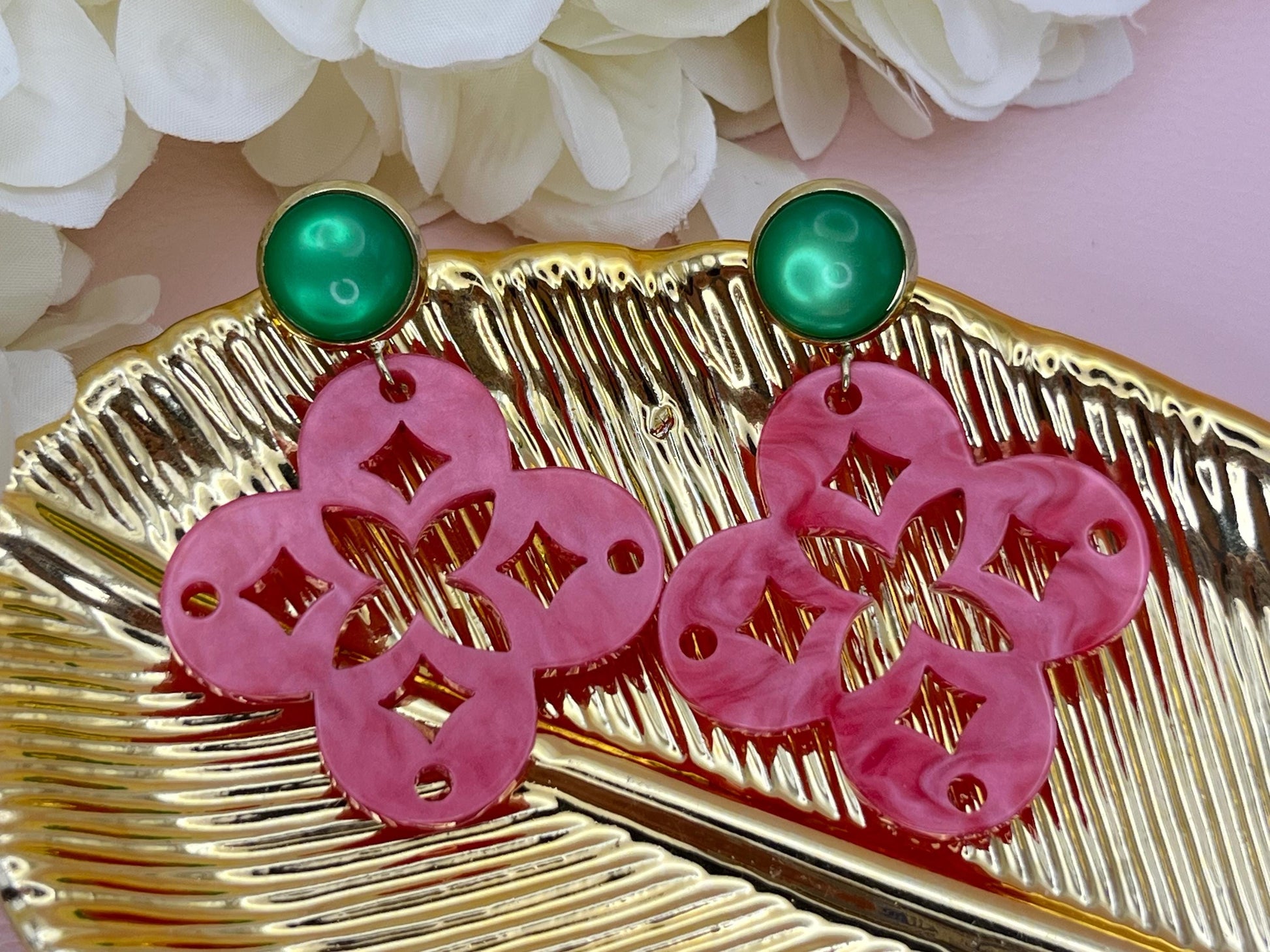 Leichte Ornamentohrringe, Hängeohrringe an vergoldeten Ohrsteckern mit Cabochons in Rosa - Laury goes Marrakesh