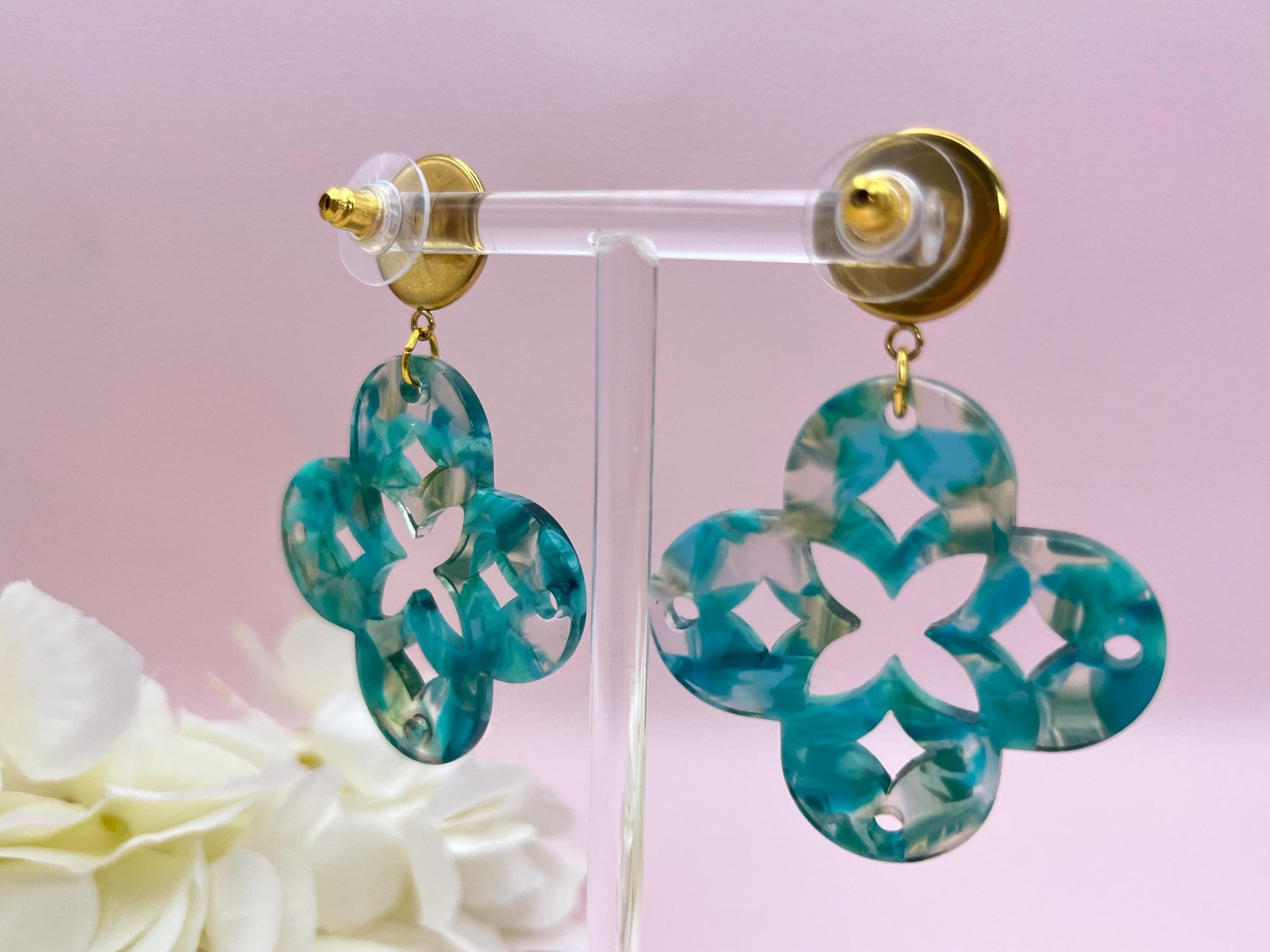 Leichte Ornamentohrringe, Hängeohrringe an vergoldeten Ohrsteckern mit Cabochons in Rosa - Laury goes Marrakesh