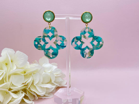 Leichte Ornamentohrringe, Hängeohrringe an vergoldeten Ohrsteckern mit Cabochons in Rosa - Laury goes Marrakesh