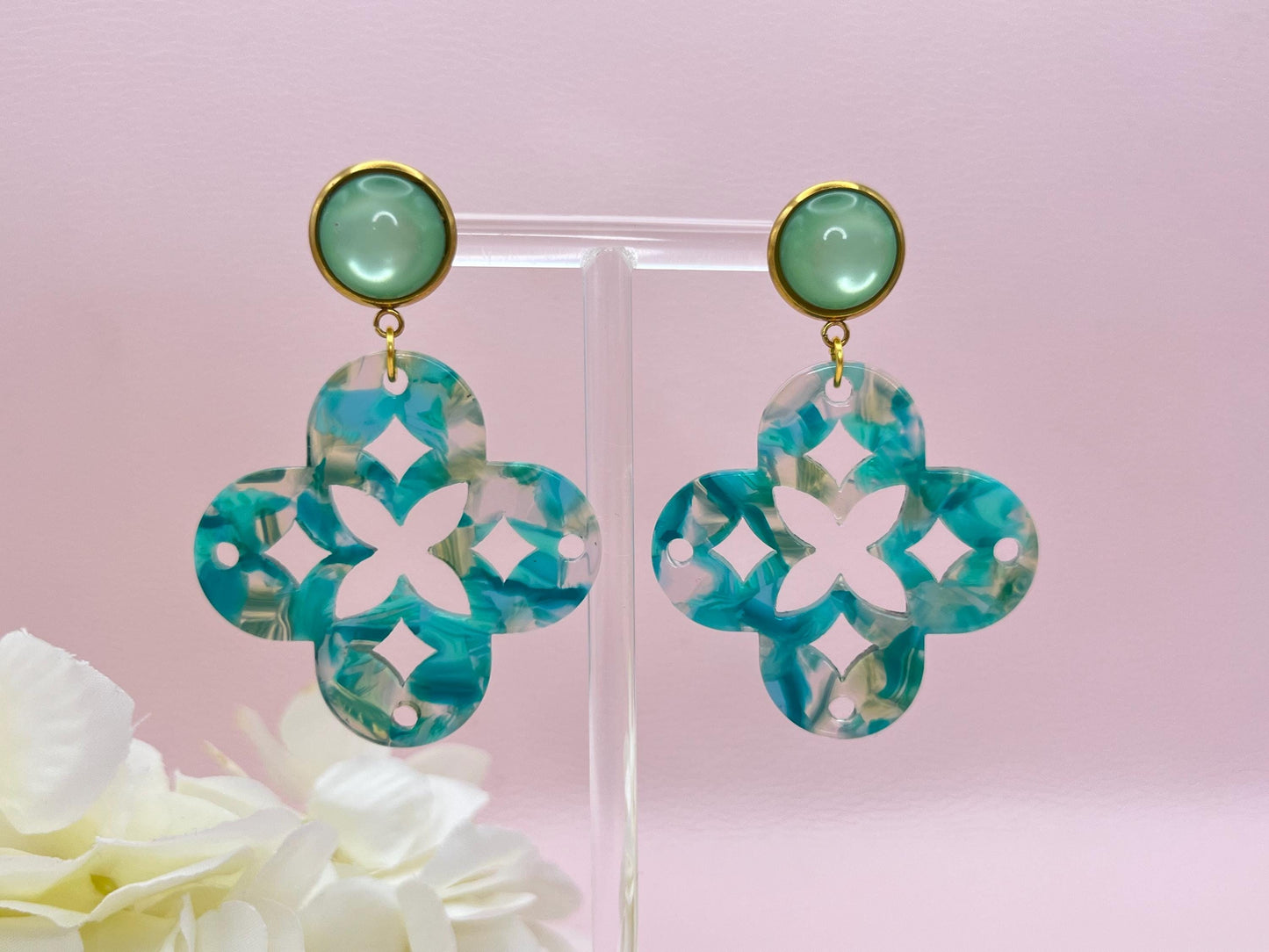 Leichte Ornamentohrringe, Hängeohrringe an vergoldeten Ohrsteckern mit Cabochons in Rosa - Laury goes Marrakesh