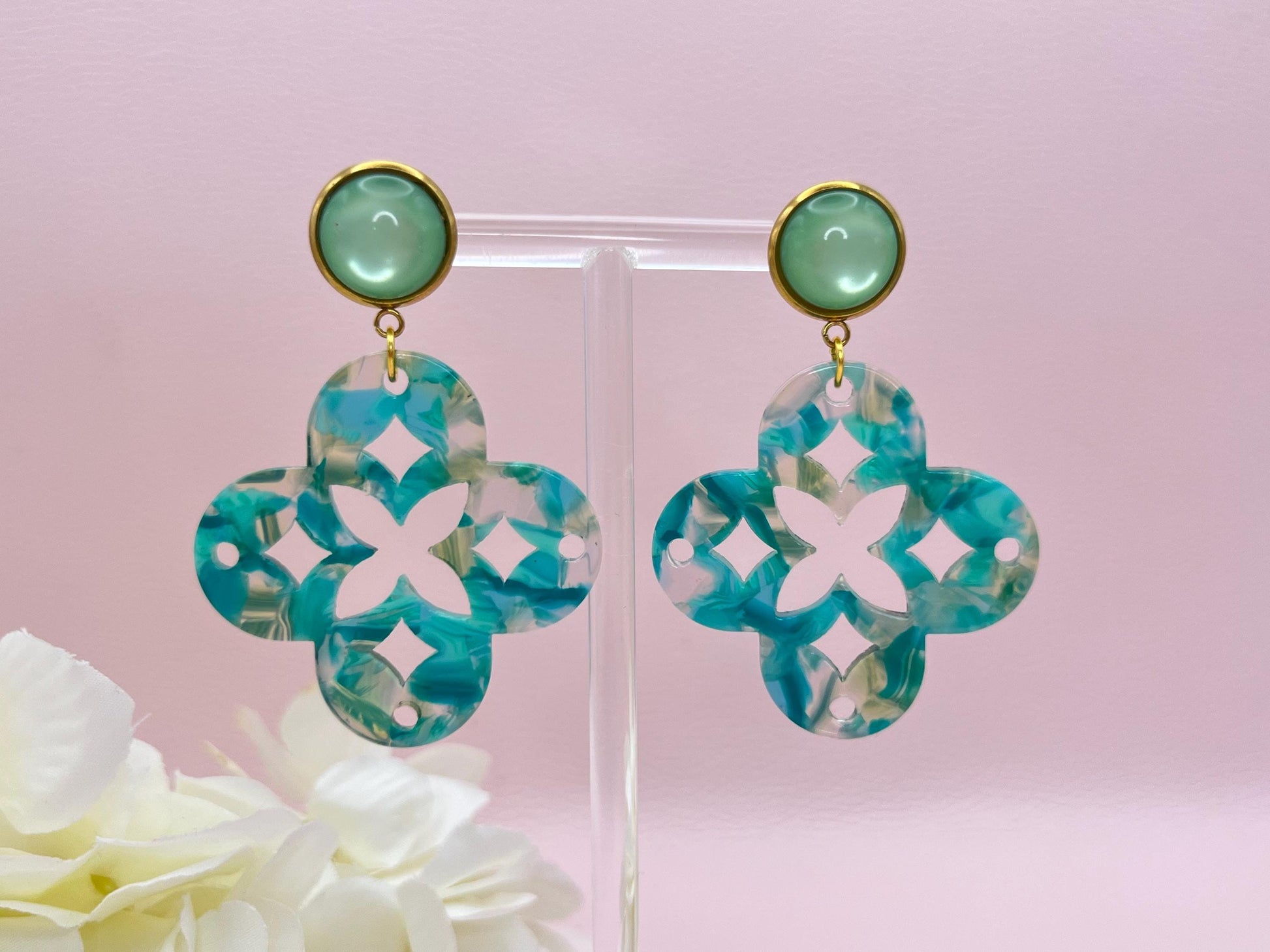 Leichte Ornamentohrringe, Hängeohrringe an vergoldeten Ohrsteckern mit Cabochons in Rosa - Laury goes Marrakesh
