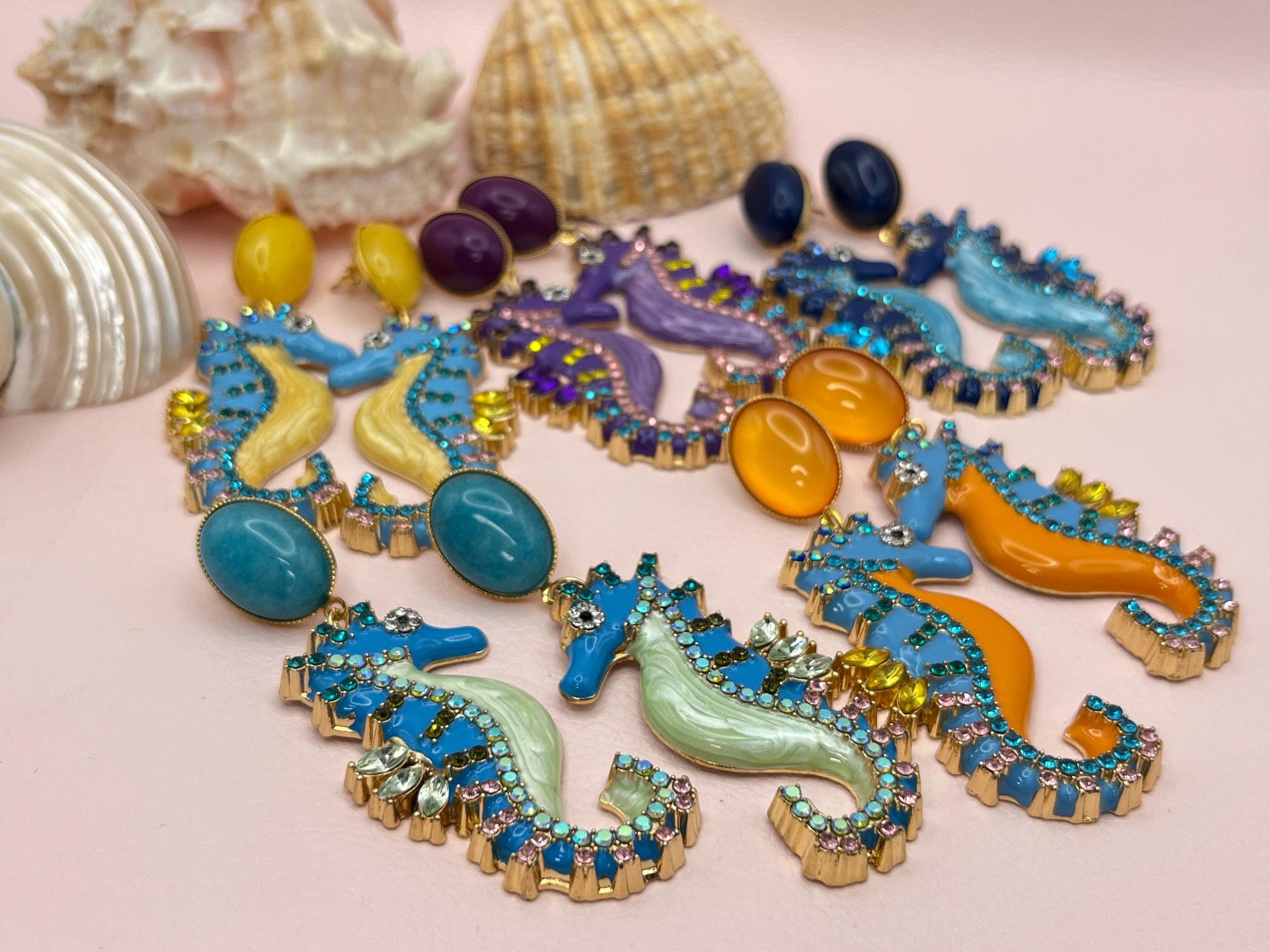 Statementohrringe, Hängeohrringe mit glitzernden Seepferdchen an vergoldeten Ohrsteckern mit Jade Cabochons Mint Türkis - Laury goes Elba