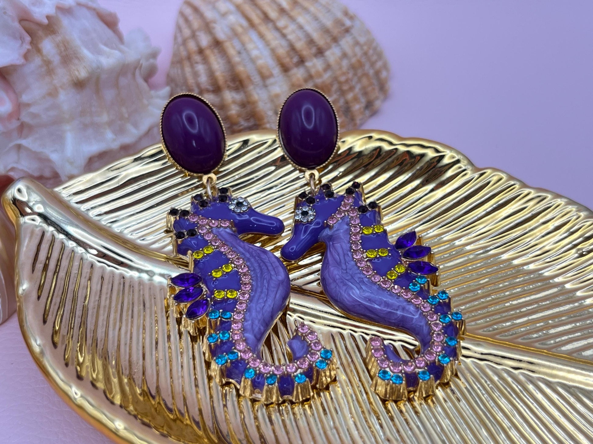 Statementohrringe, Hängeohrringe mit glitzernden Seepferdchen an vergoldeten Ohrsteckern mit Cabochons Lila - Laury goes Elba