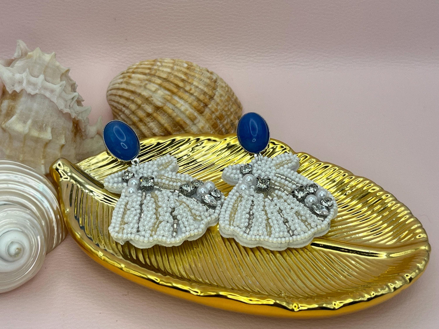 Statementohrringe, Hängeohrringe mit leichten weißen Muscheln an vergoldeten Ohrsteckern mit Jade Cabochons in Blau - Laury goes Le Havre