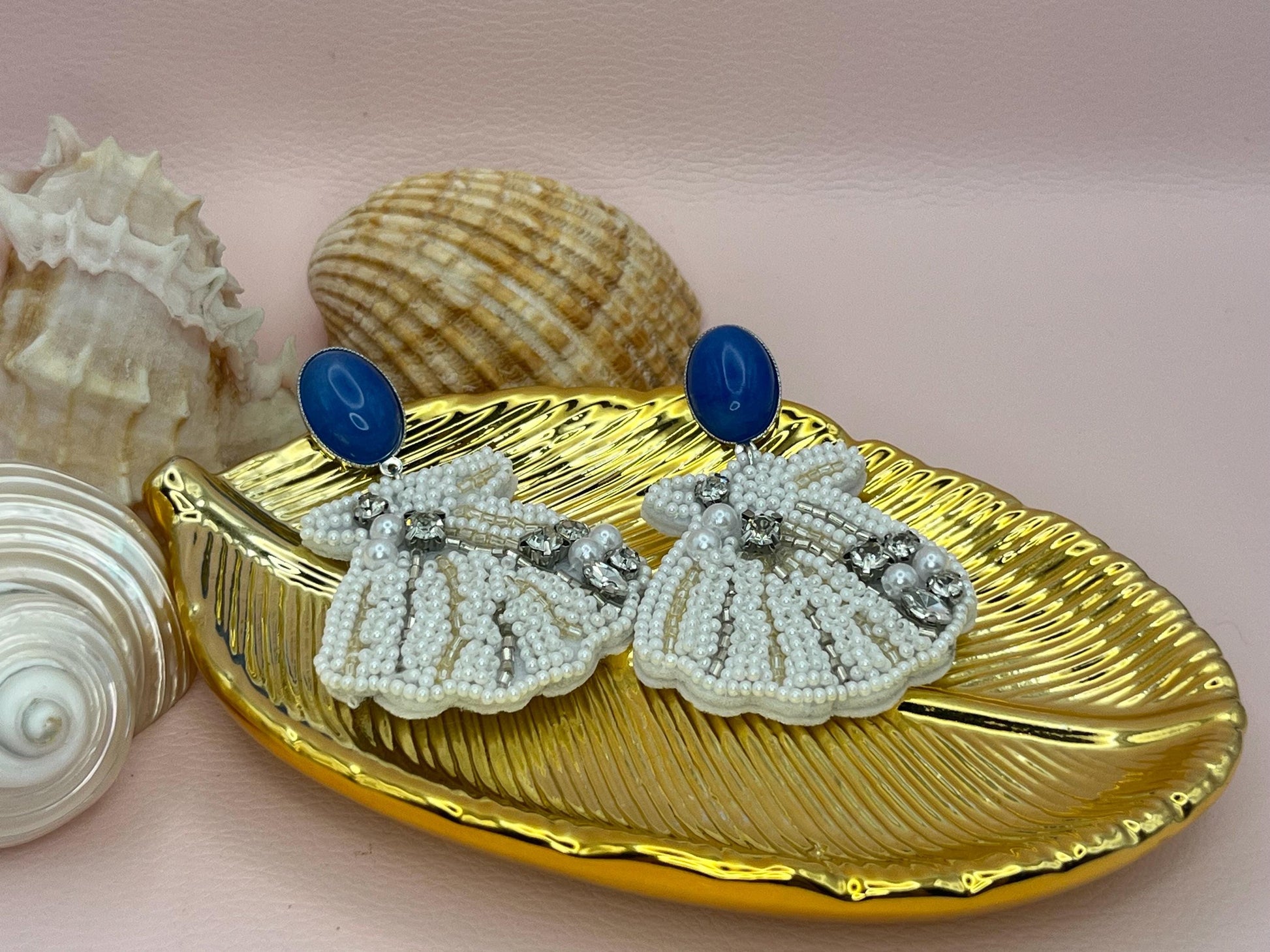 Statementohrringe, Hängeohrringe mit leichten weißen Muscheln an vergoldeten Ohrsteckern mit Jade Cabochons in Blau - Laury goes Le Havre