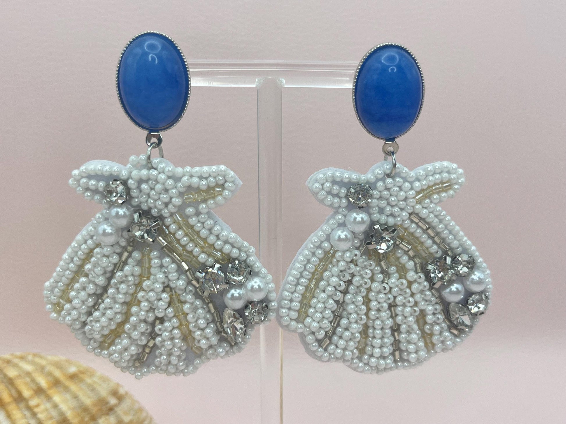 Statementohrringe, Hängeohrringe mit leichten weißen Muscheln an vergoldeten Ohrsteckern mit Jade Cabochons in Blau - Laury goes Le Havre