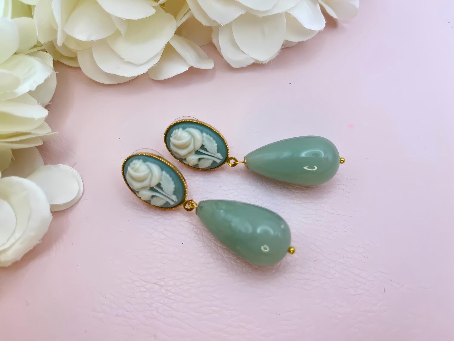 Tropfenohrringe, Statement Ohrringe mit salbeigrünen Resintropfen an vergoldeten Steckern mit Rosen Cabochons - Laury goes Vienna