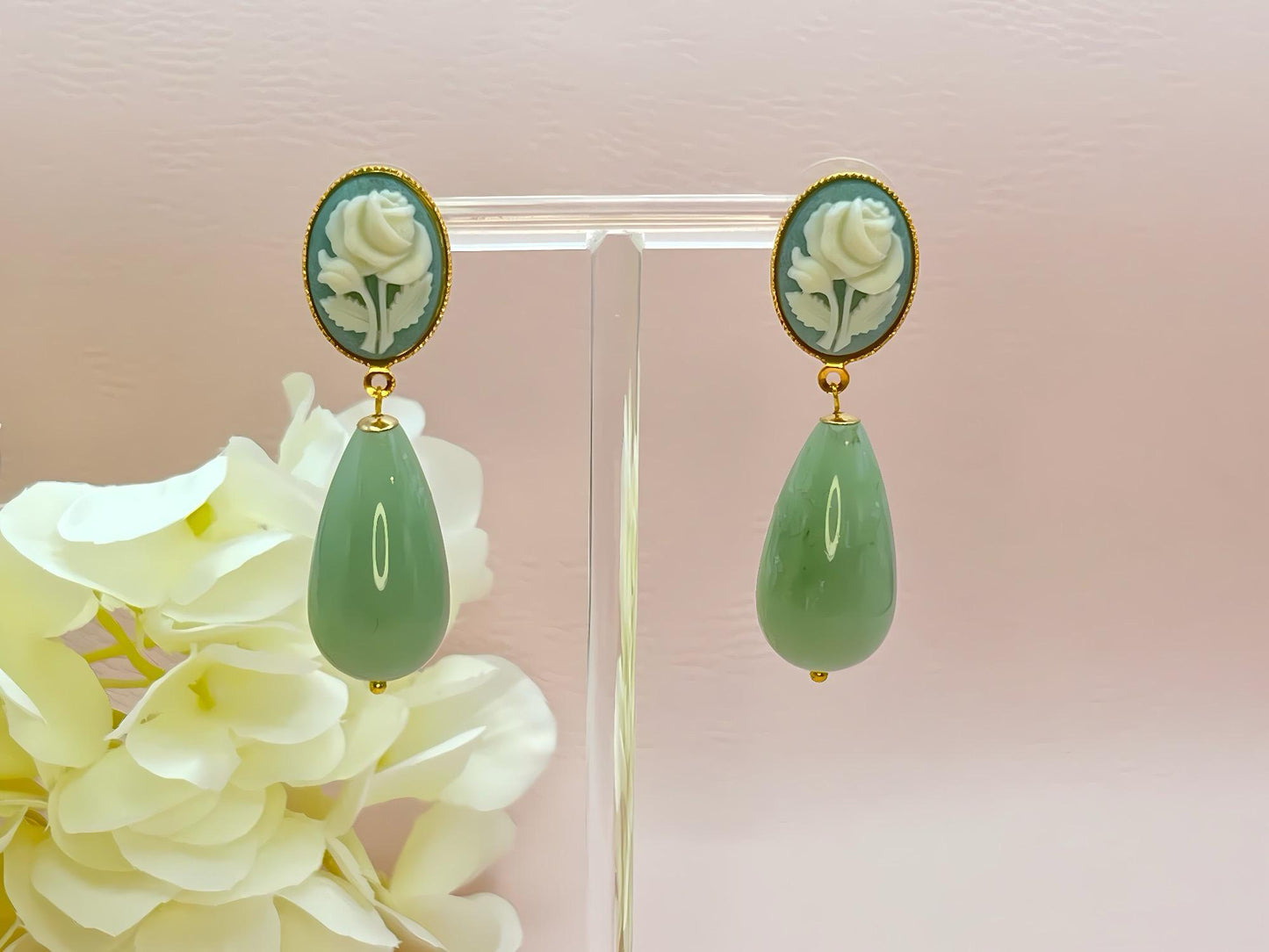 Tropfenohrringe, Statement Ohrringe mit salbeigrünen Resintropfen an vergoldeten Steckern mit Rosen Cabochons - Laury goes Vienna