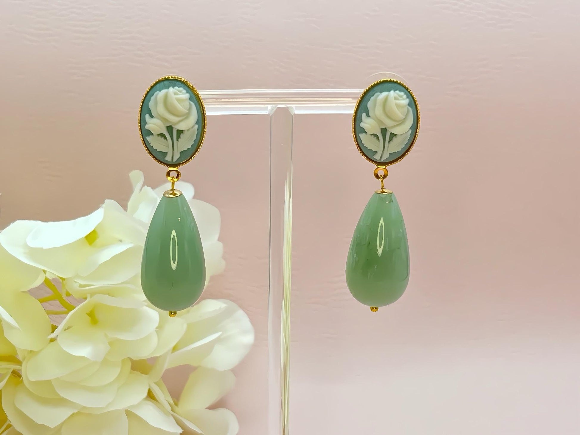 Tropfenohrringe, Statement Ohrringe mit salbeigrünen Resintropfen an vergoldeten Steckern mit Rosen Cabochons - Laury goes Vienna