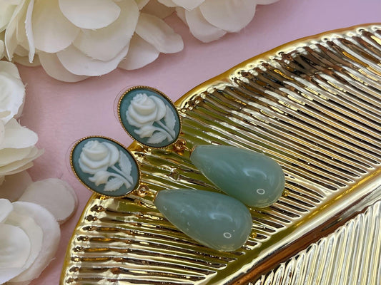 Tropfenohrringe, Statement Ohrringe mit salbeigrünen Resintropfen an vergoldeten Steckern mit Rosen Cabochons - Laury goes Vienna