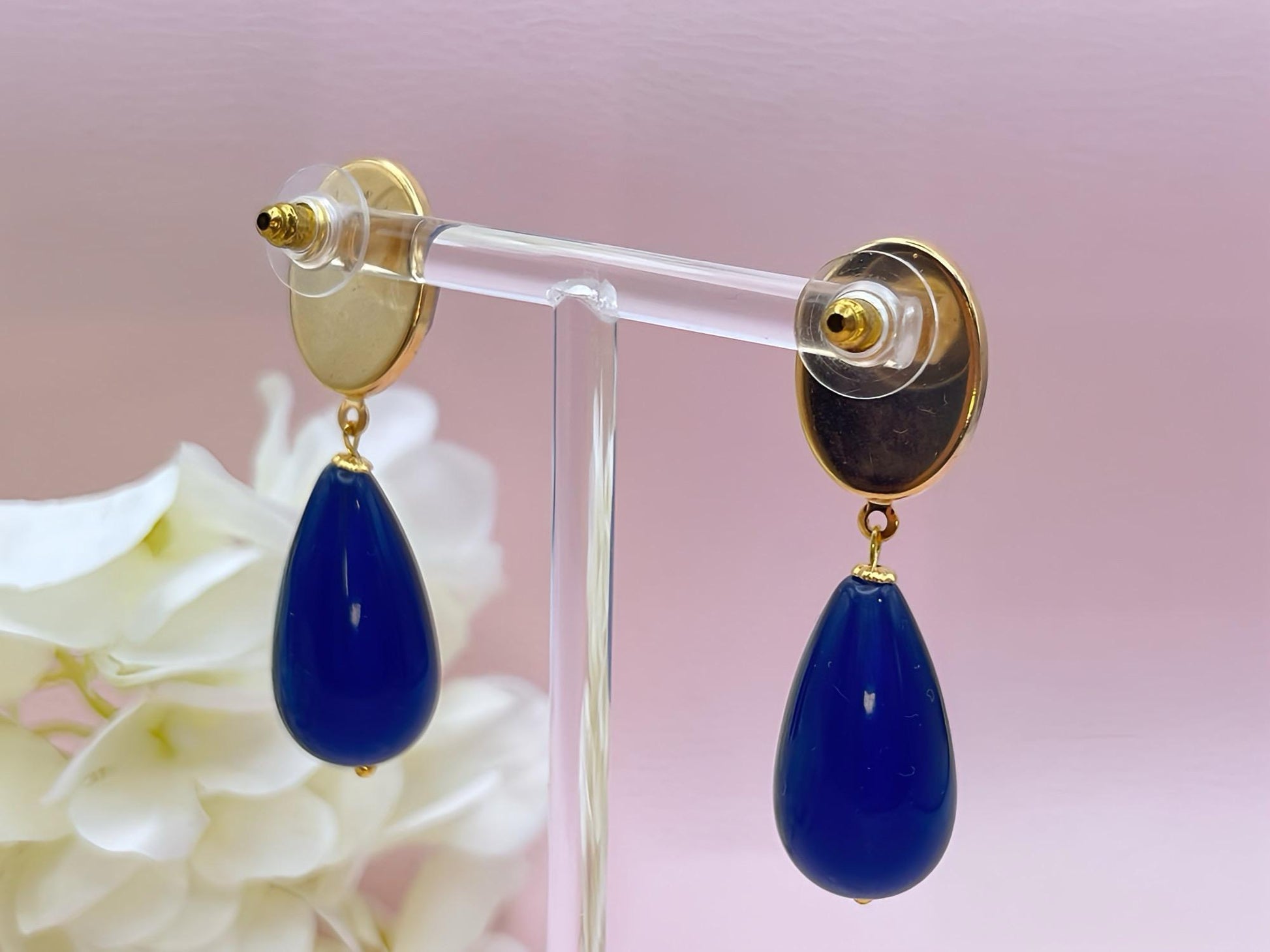Leichte Tropfenohrringe mit dunkelblauen Resintropfen an vergoldeten Steckern mit Lapislazuli Cabochons - Laury goes Verona