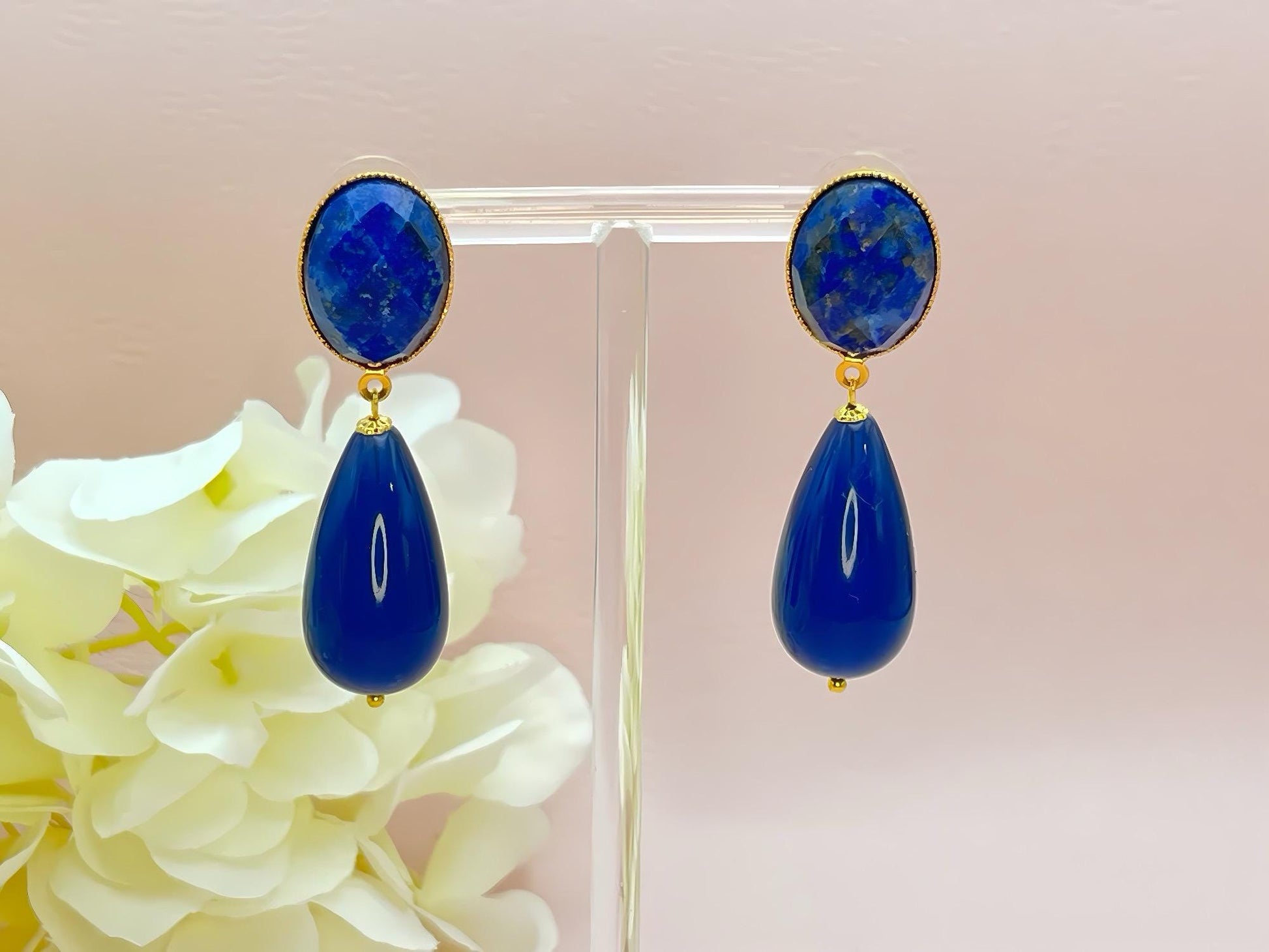 Leichte Tropfenohrringe mit dunkelblauen Resintropfen an vergoldeten Steckern mit Lapislazuli Cabochons - Laury goes Verona