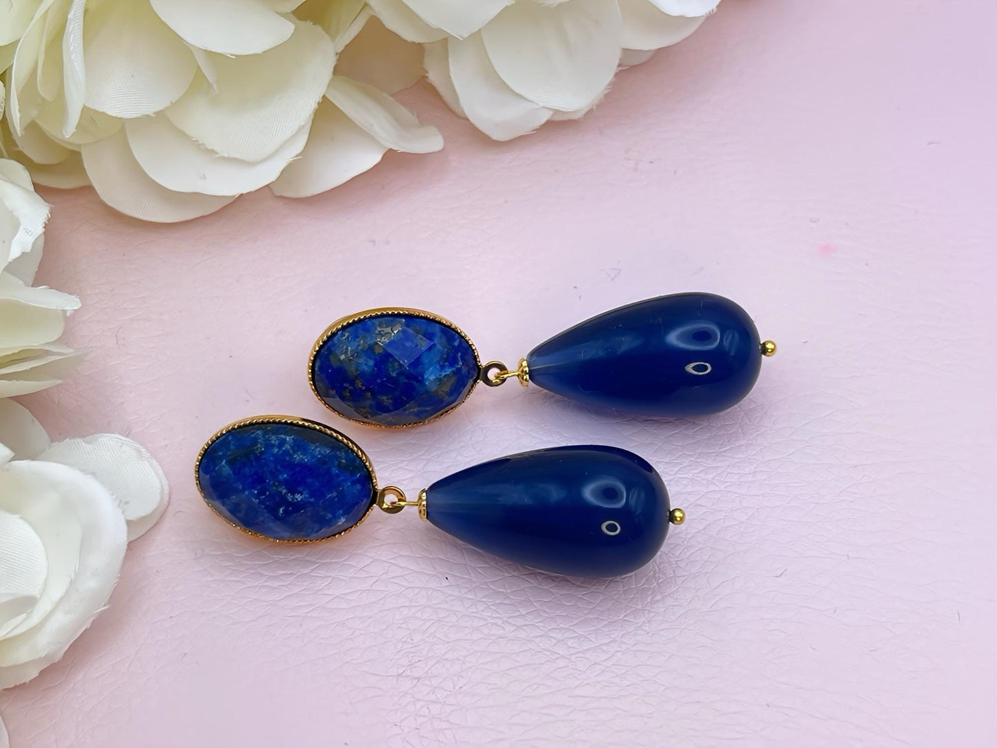 Leichte Tropfenohrringe mit dunkelblauen Resintropfen an vergoldeten Steckern mit Lapislazuli Cabochons - Laury goes Verona
