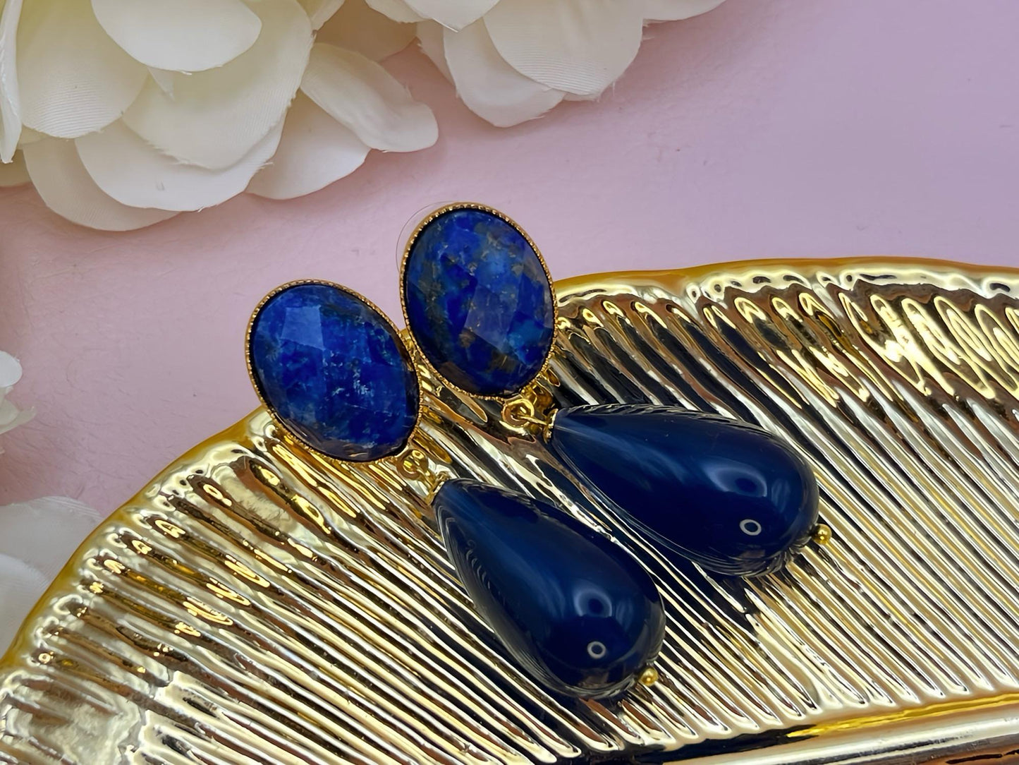 Leichte Tropfenohrringe mit dunkelblauen Resintropfen an vergoldeten Steckern mit Lapislazuli Cabochons - Laury goes Verona