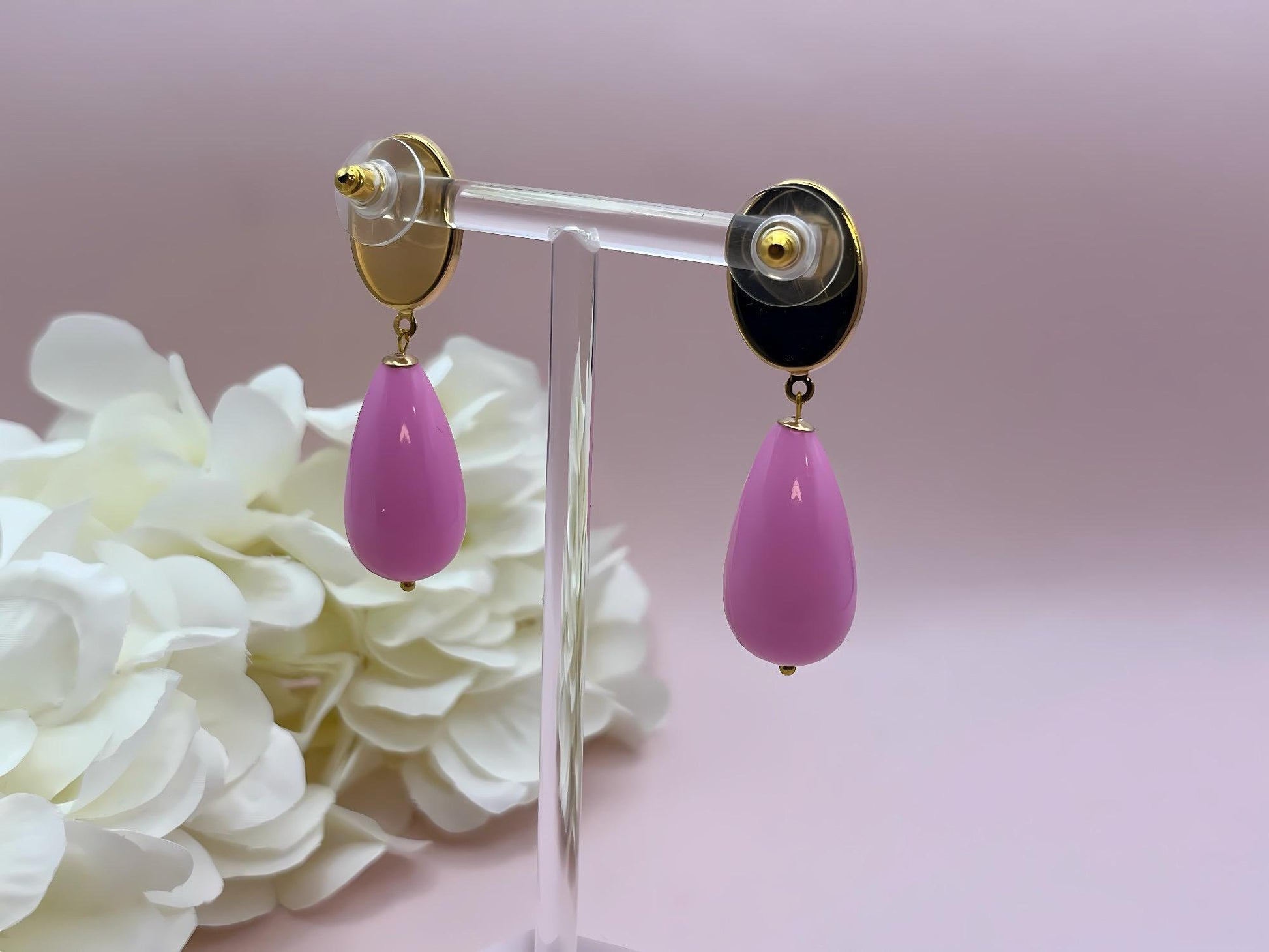 Tropfenohrringe, leichte Statementohrringe mit Resintropfen in Rosa an vergoldeten Steckern mit Rosa Jade Cabochons - Laury goes Verona