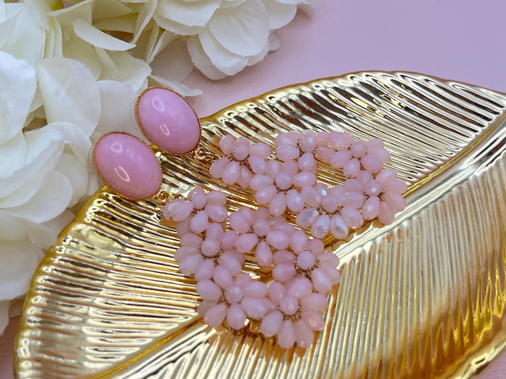 Glitzer Statementohrringe mit Blumenanhängern aus Perlen an Steckern mit Jade Cabochons Rosa - Laury goes Côtes d‘Azure