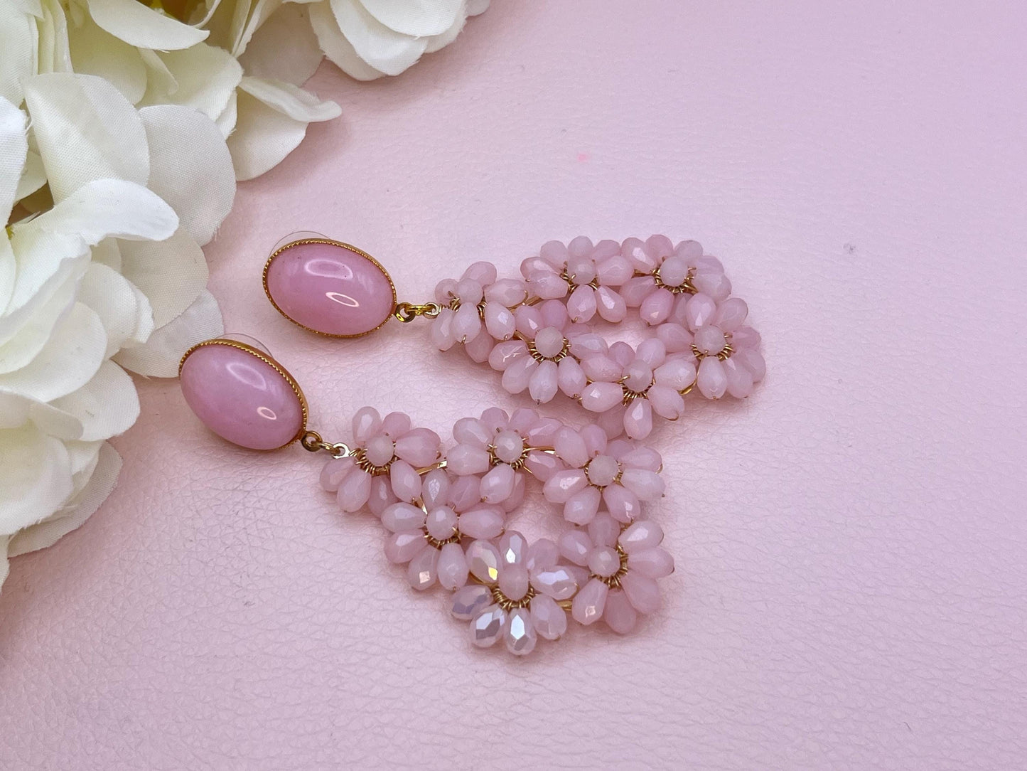 Glitzer Statementohrringe mit Blumenanhängern aus Perlen an Steckern mit Jade Cabochons Rosa - Laury goes Côtes d‘Azure