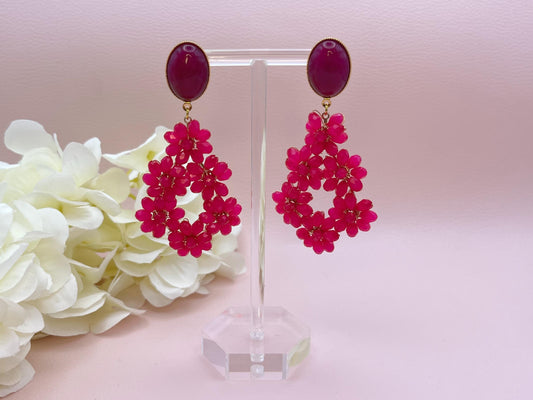 Glitzer Statement Ohrringe mit Blumenanhängern aus Perlen an Steckern mit Jade Cabochons Pink Fuchsia - Laury goes Côtes d‘Azure
