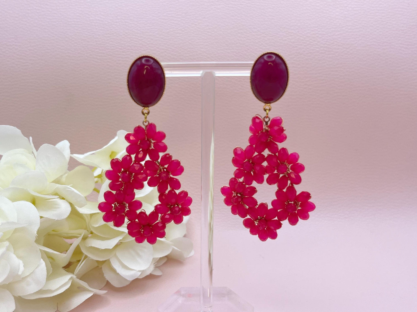 Glitzer Statement Ohrringe mit Blumenanhängern aus Perlen an Steckern mit Jade Cabochons Pink Fuchsia - Laury goes Côtes d‘Azure
