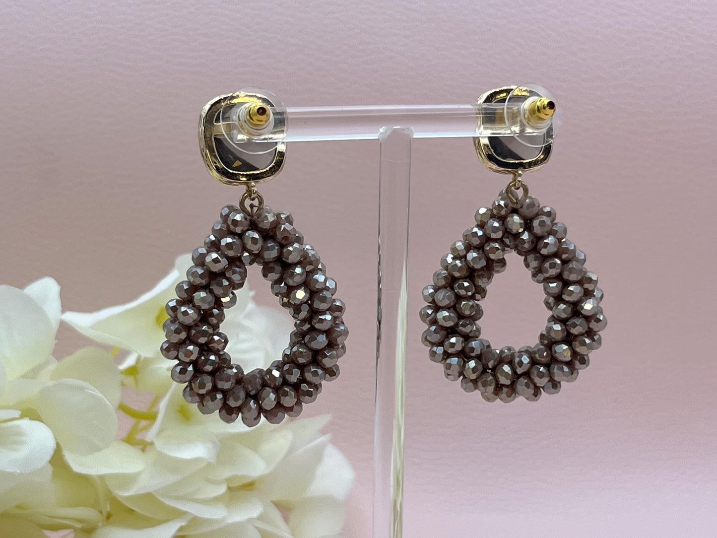 kleine Glitzerohrringe mit Tropfen aus Facettperlen an vergoldeten Kristallglassteckern in elegantem Braun - Laury goes Côtes d‘Azure mini
