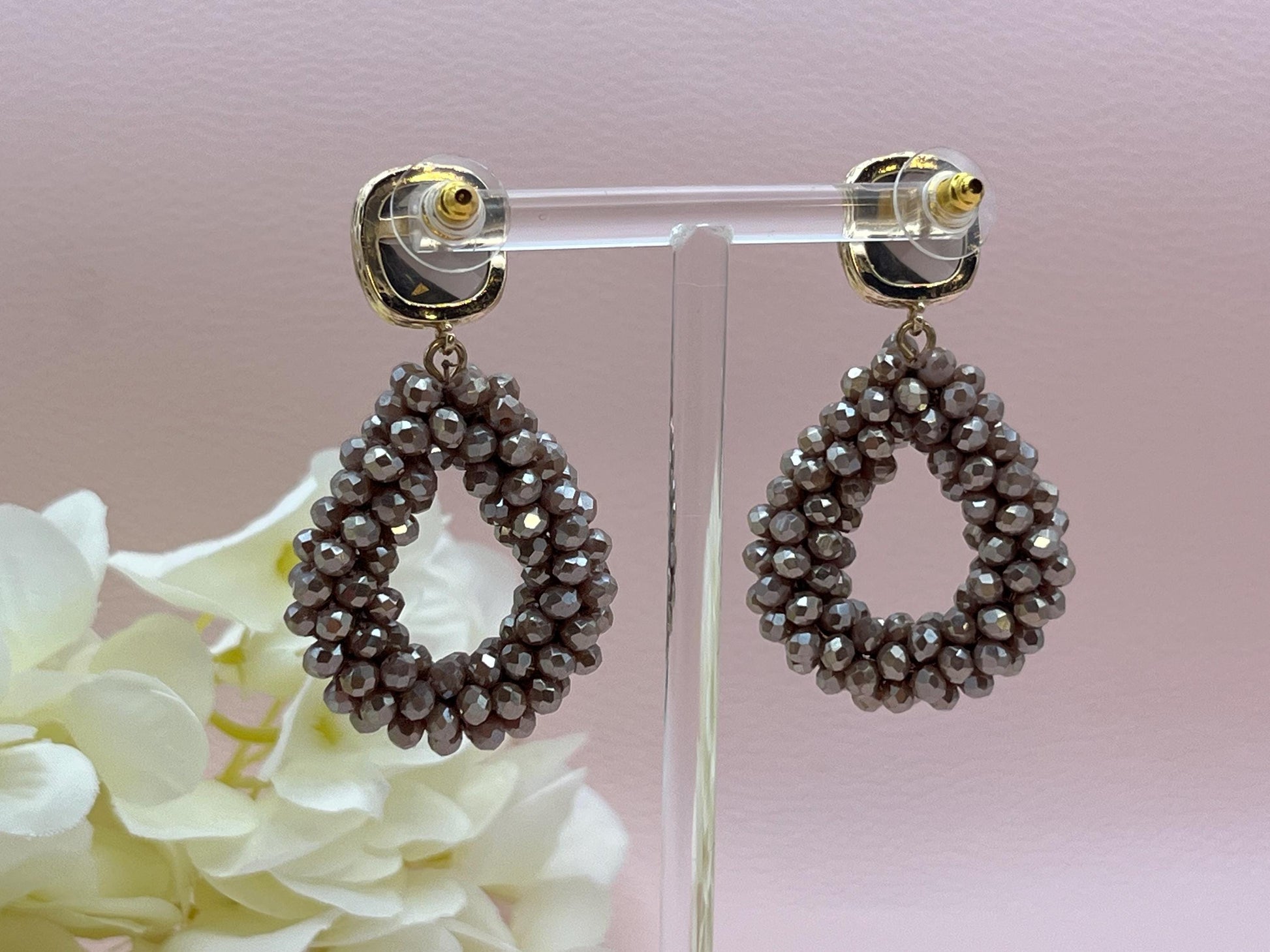 kleine Glitzerohrringe mit Tropfen aus Facettperlen an vergoldeten Kristallglassteckern in elegantem Braun - Laury goes Côtes d‘Azure mini