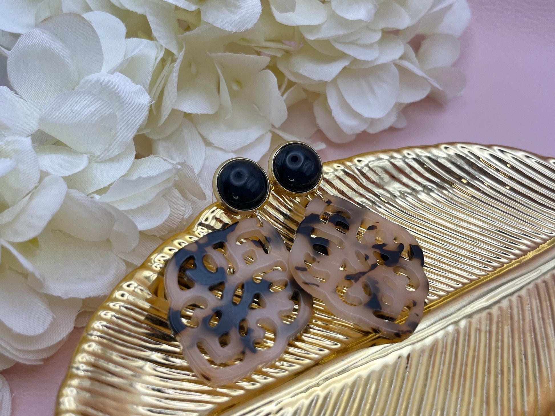 Ornamentohrringe, Statementohrringe in Schildpattoptik mit vergoldeten Ohrsteckern mit schwarzen Cabochons - Laury goes Marrakesch