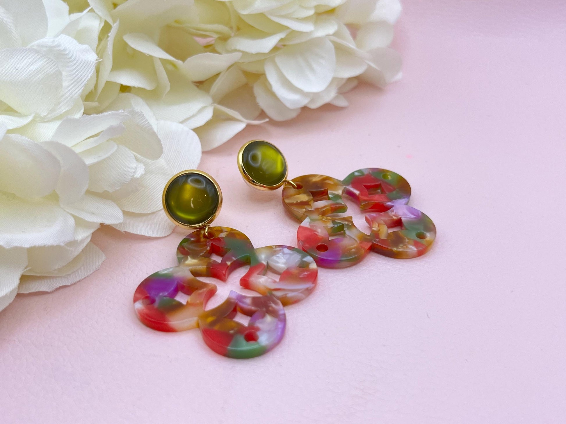 Leichte Ornamentohrringe, Hängeohrringe mit bunten Resinornamenten an vergoldeten Ohrsteckern mit Cabochons in Oliv - Laury goes Marrakesh