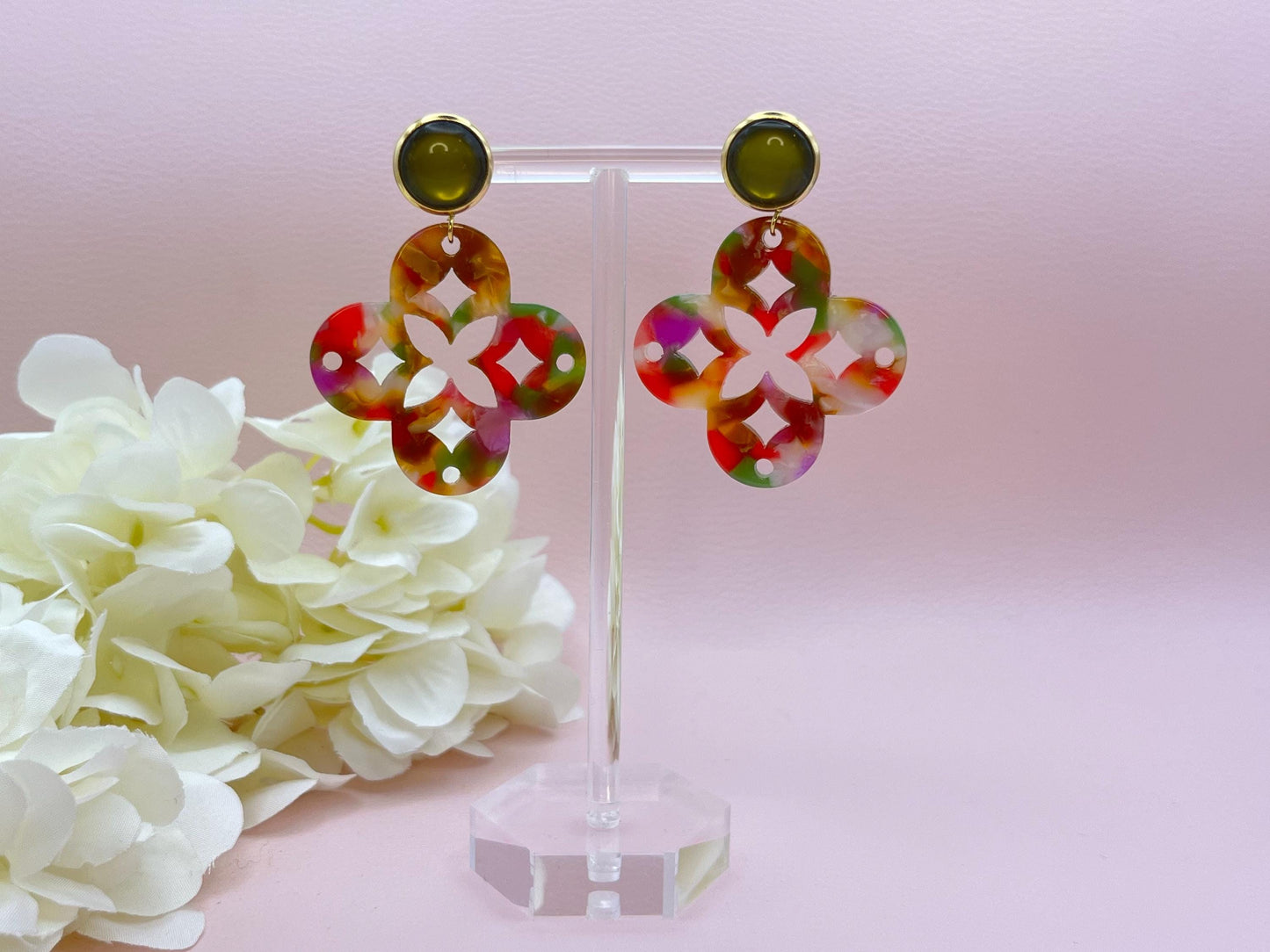 Leichte Ornamentohrringe, Hängeohrringe mit bunten Resinornamenten an vergoldeten Ohrsteckern mit Cabochons in Oliv - Laury goes Marrakesh